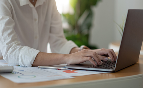 ?？谧?cè)個(gè)獨(dú)公司