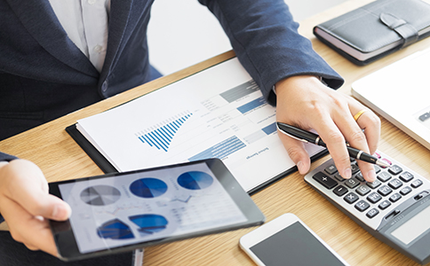 ?？诼糜喂咀粤鞒?></p><h3>1. 確定旅游公司注冊類型</h3><p>首先，創(chuàng)業(yè)者需要明確自己的旅游公司類型。常見的旅游公司類型包括旅行社、導(dǎo)游服務(wù)公司、旅游咨詢公司等。不同類型的公司，所需的注冊流程、材料和許可也有所不同。因此，創(chuàng)業(yè)者需要根據(jù)自身的需求和經(jīng)營方向，選擇合適的公司類型。</p><h3>2. 選擇公司名稱并進行預(yù)先核準(zhǔn)</h3><p>海口旅游公司注冊流程的第一步是選擇一個符合規(guī)定的公司名稱。旅游公司名稱應(yīng)該具有獨特性且能夠體現(xiàn)業(yè)務(wù)性質(zhì)。為了避免重名，企業(yè)主可以提前通過當(dāng)?shù)氐墓ど滩块T進行名稱查詢。</p><p>在名稱核準(zhǔn)后，提交至工商局進行名稱預(yù)先核準(zhǔn)，核準(zhǔn)通過后才能進入后續(xù)注冊程序。</p><h3>3. 準(zhǔn)備注冊所需材料</h3><p>在正式注冊前，您需要準(zhǔn)備一系列注冊材料。以下是?？诼糜喂咀粤鞒讨行枰峁┑闹饕牧希?/p><p>- 公司名稱預(yù)先核準(zhǔn)通知書</p><p>- 股東身份證明材料</p><p>- 公司章程</p><p>- 公司注冊地址證明</p><p>- 經(jīng)營范圍說明(旅游服務(wù)相關(guān))</p><p>- 注冊資本承諾書</p><p>- 旅游相關(guān)許可證(如經(jīng)營旅行社業(yè)務(wù)需要)</p><p>不同類型的旅游公司，所需的具體材料會有所不同。建議在準(zhǔn)備材料時咨詢相關(guān)部門或?qū)I(yè)公司，以確保材料完整無誤。</p><h3>4. 提交注冊申請并進行審批</h3><p>準(zhǔn)備好所有相關(guān)材料后，創(chuàng)業(yè)者可以前往海口市工商行政管理局進行注冊申請。提交申請后，工商部門將進行審查并審批您的注冊材料。如果資料完整且符合相關(guān)規(guī)定，審批通過后，您將獲得企業(yè)法人營業(yè)執(zhí)照。</p><p>需要注意的是，旅游公司注冊的審批時間可能會較長，特別是需要辦理行業(yè)許可證時，因此要預(yù)留足夠的時間來進行審批。</p><h3>5. 辦理行業(yè)許可證</h3><p>對于旅游公司來說，特別是從事旅行社等業(yè)務(wù)的公司，除了工商注冊外，還需要辦理旅游行業(yè)的相關(guān)許可證。具體來說，?？诼糜喂咀粤鞒讨?，您可能需要辦理旅行社業(yè)務(wù)經(jīng)營許可證，該證書由當(dāng)?shù)芈糜尉职l(fā)放。</p><p>辦理此許可證時，您需要提供以下材料：</p><p>- 旅游公司營業(yè)執(zhí)照</p><p>- 公司人員資質(zhì)證明(如導(dǎo)游證、經(jīng)營管理人員證書等)</p><p>- 公司經(jīng)營場所的相關(guān)證明</p><p>不同類型的旅游公司，可能需要不同的行業(yè)許可證，因此，創(chuàng)業(yè)者應(yīng)根據(jù)實際業(yè)務(wù)選擇合適的證書申請。</p><h3>6. 完成稅務(wù)登記</h3><p>獲得公司營業(yè)執(zhí)照后，企業(yè)主還需到海口市稅務(wù)局進行稅務(wù)登記。完成稅務(wù)登記后，您將獲得稅務(wù)登記證，并且根據(jù)公司性質(zhì)選擇納稅類型(如一般納稅人或小規(guī)模納稅人)。同時，企業(yè)主還需辦理發(fā)票領(lǐng)取手續(xù)，以便進行稅務(wù)申報。</p><h3>7. 開設(shè)銀行賬戶</h3><p>公司注冊完成后，接下來需要開設(shè)企業(yè)銀行賬戶。這個賬戶用于公司的資金流轉(zhuǎn)、財務(wù)管理等。開設(shè)賬戶時，銀行通常要求提供公司營業(yè)執(zhí)照、法人身份證、公司章程等相關(guān)資料。</p><h3>8. 辦理社保登記</h3><p>旅游公司需要為員工辦理社會保險。辦理社保登記可以到?？谑猩鐣ｋU局進行操作，確保員工的社會保險權(quán)益不受影響。根據(jù)公司規(guī)模，您還需要按時為員工繳納各項社保費用。</p><h3>總結(jié)</h3><p>?？诼糜喂咀粤鞒躺婕岸鄠€步驟，從名稱核準(zhǔn)到稅務(wù)登記，每一步都需仔細準(zhǔn)備。在進行注冊時，創(chuàng)業(yè)者不僅要關(guān)注各類行政手續(xù)，還要確保符合行業(yè)規(guī)定和標(biāo)準(zhǔn)。</p><p>如您對?？诼糜喂咀粤鞒逃腥魏我蓡?，或需要專業(yè)幫助，建議隨時咨詢海口泓灼會計公司。我們擁有豐富的經(jīng)驗，可以幫助您快速順利地完成公司注冊，確保您的創(chuàng)業(yè)之路順利起步。</p>                </div>
                <p class=