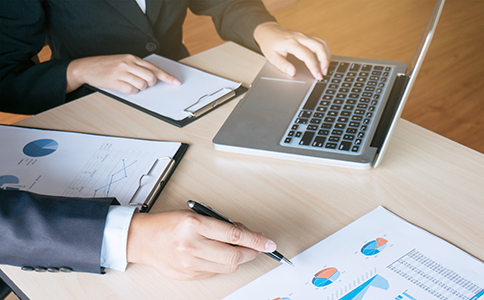 ?？诒０补咀?></p><h3>三、?？诒０补咀缘淖⒁馐马?/h3><p>注冊保安公司時，有些特別的事項需要注意：</p><p>- 行業(yè)許可：保安公司必須向公安機關申請經(jīng)營許可證，沒有許可則無法合法提供服務。</p><p>- 注冊資本：如前所述，注冊資本需符合?？谑械淖畹鸵?。</p><p>- 安全管理要求：保安公司必須滿足一定的安全管理要求，包括人員培訓和設備管理等。</p><p>- 法規(guī)遵守：保安公司需遵守行業(yè)內的法律法規(guī)，嚴格執(zhí)行相關規(guī)定。</p><h3>四、總結</h3><p>通過以上步驟，您可以順利注冊一家?？诒０补?。但在實際操作中，由于涉及多個部門和復雜的手續(xù)，建議咨詢專業(yè)人士協(xié)助辦理相關事務。?？阢茣嫻咎峁I(yè)的注冊服務，可以為您解決在注冊過程中遇到的各種問題。</p><p>如有任何關于?？诒０补咀粤鞒痰囊蓡?，隨時歡迎咨詢?？阢茣嫻?，我們將為您提供全程指導，確保您的公司注冊順利進行!</p>                </div>
                <p class=