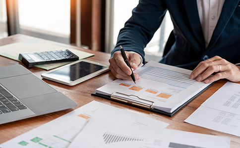 注冊?？诓惋嫻?></p><h3>一、注冊?？诓惋嫻厩暗臏蕚?/h3><p>在開始注冊之前，創(chuàng)業(yè)者首先需要做一些準備工作，以確保注冊過程順利進行：</p><p>1. 選擇公司類型：你需要決定注冊哪種類型的公司。對于大多數(shù)餐飲公司來說，有限責任公司(LLC)是最常見的選擇。</p><p>2. 公司名稱：你需要為餐飲公司選一個獨特的名字，并確保該名稱在?？诘貐^(qū)未被其他公司注冊。</p><p>3. 經(jīng)營場所：確保你有一個合法的經(jīng)營場所，餐飲公司需要在具有合法餐飲經(jīng)營許可證的場所運營。</p><p>4. 投資金額：根據(jù)不同的公司類型和經(jīng)營規(guī)模，準備相應的資金，確保能夠承擔公司的注冊費用以及未來運營成本。</p><h3>二、海口餐飲公司注冊流程</h3><p>注冊?？诓惋嫻疽话惆韵虏襟E：</p><p>1. 提交公司名稱核準申請</p><p>首先，你需要提交公司名稱核準申請。通過?？谑泄ど绦姓芾砭值木W(wǎng)站或直接到當?shù)氐墓ど叹洲k理，公司名稱需要符合相關的法律規(guī)定，并且不能與已有的公司名稱重復。</p><p>2. 提交注冊申請材料</p><p>一旦名稱通過核準，接下來需要準備并提交注冊申請材料。通常，包括以下內容：</p><p>- 公司章程</p><p>- 公司注冊地址證明(租賃合同或房產(chǎn)證復印件)</p><p>- 法定代表人身份證明</p><p>- 公司股東信息</p><p>- 注冊資本信息</p><p>- 餐飲行業(yè)經(jīng)營許可證申請</p><p>3. 餐飲經(jīng)營許可證申請</p><p>作為餐飲公司，除工商注冊外，還需要申請餐飲行業(yè)的相關許可證。具體流程包括：</p><p>- 提交食品經(jīng)營許可申請。</p><p>- 提供餐廳廚房設施的合規(guī)證明。</p><p>- 完成食品安全檢查，并獲得衛(wèi)生部門的批準。</p><p>4. 獲取營業(yè)執(zhí)照</p><p>餐飲公司完成以上步驟后，工商局會頒發(fā)營業(yè)執(zhí)照，表示你的餐飲公司合法成立。此時，你就可以正式開始營業(yè)。</p><p>5. 稅務登記和銀行開戶</p><p>在獲取營業(yè)執(zhí)照后，下一步是進行稅務登記，申請稅務登記證。隨后，你需要為公司開設銀行賬戶，用于資金的管理和結算。</p><p>6. 辦理其他相關證件</p><p>根據(jù)經(jīng)營需要，你可能還需要辦理其他證件，例如食品安全管理證、消防安全合格證等，這些證書將確保你的餐飲業(yè)務符合當?shù)胤珊托袠I(yè)標準。<br><img src=