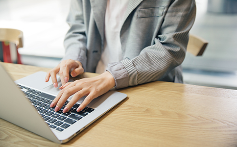 ?？诮ㄖ咀粤鞒?></p><h3>三、海口建筑公司注冊流程</h3><p>接下來，我們來詳細(xì)了解一下海口建筑公司注冊流程。整個流程大致分為以下幾個步驟：</p><p>1. 企業(yè)名稱核準(zhǔn)</p><p>在注冊建筑公司之前，首先需要進(jìn)行企業(yè)名稱核準(zhǔn)。您可以通過海口市工商行政管理局或相關(guān)平臺提交企業(yè)名稱，并等待審核。如果名稱審核通過，您將獲得《企業(yè)名稱預(yù)先核準(zhǔn)通知書》。</p><p>2. 提交注冊材料</p><p>名稱核準(zhǔn)后，您需要準(zhǔn)備好相關(guān)注冊材料，遞交至?？谑泄ど绦姓芾砭帧９ぷ魅藛T會對您的材料進(jìn)行審核。如果材料齊全且符合要求，工商局會發(fā)放《營業(yè)執(zhí)照》。</p><p>3. 注冊資本驗資</p><p>建筑公司注冊資本并不需要實繳，但部分地區(qū)要求進(jìn)行注冊資本的驗資。若涉及到資質(zhì)要求，需提供相關(guān)資質(zhì)證書，且可能需要進(jìn)行注冊資本的實際驗資。</p><p>4. 辦理資質(zhì)審批</p><p>建筑公司需要進(jìn)行資質(zhì)審批。這是建筑行業(yè)注冊過程中的重要一步。建筑公司根據(jù)項目規(guī)模、業(yè)務(wù)范圍等不同，申請不同等級的資質(zhì)證書。海口建筑公司注冊時，務(wù)必提供相關(guān)資質(zhì)文件，并辦理相關(guān)審批手續(xù)。</p><p>5. 領(lǐng)取營業(yè)執(zhí)照</p><p>所有材料提交并審核通過后，工商局會發(fā)放《營業(yè)執(zhí)照》，公司注冊正式完成。</p><h3>四、海口建筑公司注冊后的注意事項</h3><p>注冊完成后，企業(yè)還需要進(jìn)行一系列的后續(xù)工作，包括但不限于：</p><p>- 開立公司銀行賬戶</p><p>- 稅務(wù)登記及領(lǐng)取稅務(wù)登記證</p><p>- 辦理社保開戶和公積金賬戶</p><p>- 根據(jù)行業(yè)要求辦理其他許可證(如建筑施工許可證等)</p><h3>五、總結(jié)</h3><p>注冊?？诮ㄖ静⒉粡?fù)雜，但每個環(huán)節(jié)都需要按照相關(guān)法律規(guī)定進(jìn)行處理。首先，您需要明確公司的基本條件和所需材料，接著完成各項手續(xù)，最后確保公司的合法合規(guī)運營。</p><p>海口泓灼會計公司提供專業(yè)的注冊和咨詢服務(wù)，幫助您順利完成注冊流程，避免不必要的麻煩。若您在海口建筑公司注冊過程中遇到問題，隨時可以向我們咨詢，我們將為您提供專業(yè)的解決方案，確保您的創(chuàng)業(yè)之路更加順暢。</p><p>點擊咨詢海口泓灼會計公司，開啟您的創(chuàng)業(yè)之旅!</p>                </div>
                <p class=