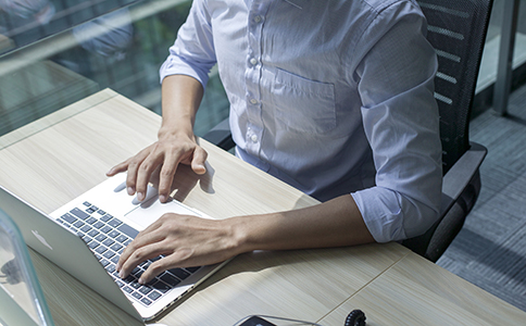 ?？谑凶杂邢薰玖鞒?></p><h3>1. 選擇公司名稱</h3><p>在海口注冊有限公司的第一步是選擇一個符合規(guī)定的公司名稱。根據(jù)?？诠ど套砸螅久Q必須包含行業(yè)性質(zhì)并符合相關(guān)規(guī)定。具體來說，企業(yè)名稱應(yīng)包括以下幾個部分：</p><p>- 行業(yè)特點(diǎn)：例如“科技”、“貿(mào)易”、“工程”等</p><p>- 組織形式：如“有限公司”或“股份公司”</p><p>- 地理位置：例如“?？凇被颉昂Ｄ稀钡?/p><p>在名稱核準(zhǔn)之前，建議使用?？诠ど叹值木W(wǎng)上查詢工具確認(rèn)所選名稱是否已被他人注冊，避免重復(fù)。</p><h3>2. 確定公司注冊地址</h3><p>注冊有限公司時，必須提供一個有效的注冊地址。該地址應(yīng)為?？趦?nèi)的合法商業(yè)地址，可以是租賃的商業(yè)辦公場所、寫字樓等。?？诠ど叹謱ψ缘刂返囊蟊容^嚴(yán)格，必須提供有效的租賃合同、房產(chǎn)證等材料。</p><h3>3. 提供注冊資本</h3><p>?？谧杂邢薰镜淖再Y本要求通常沒有強(qiáng)制性的最低要求，但根據(jù)公司的行業(yè)性質(zhì)，注冊資本的高低會影響到公司日后的經(jīng)營范圍及信用。大多數(shù)創(chuàng)業(yè)者根據(jù)實(shí)際經(jīng)營需求設(shè)定注冊資本，但建議注冊資本應(yīng)具備實(shí)際支付能力。</p><h3>4. 提交公司股東信息</h3><p>海口的公司注冊要求企業(yè)主提供股東信息，包括股東的身份證明及出資比例等。如果是多人股東的情況，需要明確每個股東的出資額及比例。此外，還需要提供股東的投資方式，例如現(xiàn)金、實(shí)物或知識產(chǎn)權(quán)等。</p><h3>5. 編制公司章程</h3><p>公司章程是有限公司注冊時必需的法律文件，內(nèi)容包括公司經(jīng)營范圍、股東權(quán)益、管理結(jié)構(gòu)等。章程要由股東共同制定，并簽字確認(rèn)。對于創(chuàng)業(yè)者來說，建議在制定公司章程時參考行業(yè)內(nèi)的常規(guī)條款，確保公司的運(yùn)營順暢。<br><img src=