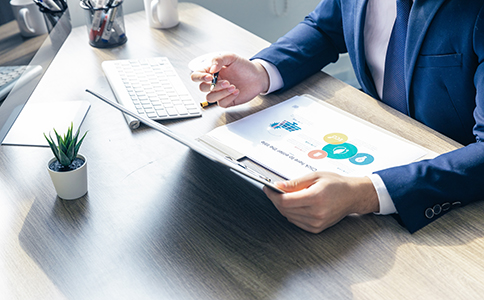 ?？谟耙暪咀缘牧鞒?></p><h3>三、?？谟耙暪咀缘牧鞒?/h3><p>海口影視公司注冊的具體流程如下：</p><p>1. 公司名稱核準(zhǔn)：首先，您需要通過?？诠ど叹痔峤还久Q核準(zhǔn)申請，確保您的公司名稱不與他人重復(fù)，并符合工商局的命名規(guī)定。</p><p>2. 提交注冊材料：準(zhǔn)備好上述所需的各類注冊材料，提交至?？诠ど叹?。提交后，工商局會進行審核。</p><p>3. 領(lǐng)取營業(yè)執(zhí)照：審核通過后，您可以領(lǐng)取?？谟耙暪緺I業(yè)執(zhí)照。營業(yè)執(zhí)照是公司合法存在的基本證明。</p><p>4. 刻章：領(lǐng)取營業(yè)執(zhí)照后，您需要刻制公司公章、財務(wù)章、法人章等公司印章。</p><p>5. 銀行開戶：選擇一家銀行開立公司賬戶，辦理相關(guān)的銀行手續(xù)。</p><p>6. 稅務(wù)登記：完成稅務(wù)登記并選擇適合的納稅模式。對于影視公司來說，稅務(wù)登記是一項不可忽視的環(huán)節(jié)。</p><p>7. 社保開戶：如果公司員工超過規(guī)定人數(shù)，您需要為員工辦理社保手續(xù)。</p><h3>四、海口影視公司注冊的注意事項</h3><p>1. 經(jīng)營范圍明確：在注冊時要確保影視公司經(jīng)營范圍的準(zhǔn)確性，并且符合法律要求。如果公司從事某些特殊業(yè)務(wù)，需要提前準(zhǔn)備相關(guān)資質(zhì)證明。</p><p>2. 資本要求：雖然我國已經(jīng)實施了注冊資本認(rèn)繳制，但注冊資本的大小還是會影響到公司的信譽和客戶的信任，因此需要根據(jù)實際情況決定。</p><p>3. 行業(yè)資質(zhì)：影視公司涉及到許多特殊領(lǐng)域，可能需要申請?zhí)囟ǖ男袠I(yè)資質(zhì)，如電影制作許可證、廣播電視節(jié)目制作許可證等。根據(jù)公司業(yè)務(wù)需要，及時申請相關(guān)資質(zhì)證書。</p><p>4. 稅務(wù)問題：影視公司可能涉及不同的稅收政策，注冊時務(wù)必明確稅務(wù)登記，確保公司依法納稅。</p><h3>五、?？谟耙暪咀院蟮暮罄m(xù)工作</h3><p>注冊完成后，影視公司還需要進行一系列的后續(xù)工作：</p><p>- 財務(wù)管理：成立財務(wù)部門，做好公司賬務(wù)和稅務(wù)管理。根據(jù)公司運營規(guī)模和財務(wù)需求，您可能需要聘請專業(yè)的會計公司。</p><p>- 人員招聘：根據(jù)公司需要招聘合適的影視制作人員、策劃人員、演員等相關(guān)人才。</p><p>- 項目運作：公司注冊后，需要開始承接影視制作、策劃和發(fā)行等項目，逐步積累經(jīng)驗和品牌知名度。</p><h3>六、總結(jié)</h3><p>注冊?？谟耙暪臼且粋€系統(tǒng)而復(fù)雜的過程，創(chuàng)業(yè)者需要根據(jù)實際需求，準(zhǔn)備充分的注冊材料，按照流程完成各項登記手續(xù)。無論是在準(zhǔn)備階段還是后續(xù)運營中，您都需要密切關(guān)注行業(yè)相關(guān)政策和規(guī)定。</p><p>如果您在注冊過程中遇到任何問題，或者不確定如何操作，可以隨時咨詢海口泓灼會計公司。我們提供專業(yè)的注冊和財務(wù)服務(wù)，幫助您順利完成?？谟耙暪咀约昂罄m(xù)運營。</p><div   id=