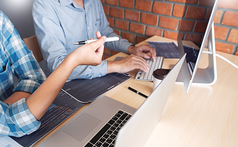 ?？谧晕幕镜淖⒁馐马?></p><h3>三、?？谧晕幕镜淖⒁馐马?/h3><p>1. 行業(yè)資質(zhì)要求</p><p>部分文化業(yè)務(wù)(如影視制作、出版等)需要取得相關(guān)行業(yè)資質(zhì)。創(chuàng)業(yè)者需提前了解并辦理。</p><p>2. 稅務(wù)優(yōu)惠政策</p><p>?？谧鳛樽再Q(mào)港核心城市，享有稅收優(yōu)惠政策。文化公司可享受企業(yè)所得稅減免等政策，建議咨詢專業(yè)機(jī)構(gòu)了解詳情。</p><p>3. 知識產(chǎn)權(quán)保護(hù)</p><p>文化公司涉及創(chuàng)意、設(shè)計等內(nèi)容，需注重知識產(chǎn)權(quán)保護(hù)，及時申請商標(biāo)、專利等。</p><p>4. 財務(wù)合規(guī)性</p><p>公司注冊后需按時記賬報稅，確保財務(wù)合規(guī)。建議委托專業(yè)代理記賬公司處理。</p><h3>四、?？谧晕幕镜膬?yōu)勢</h3><p>1. 政策支持</p><p>海南自貿(mào)港政策為文化企業(yè)提供了稅收減免、人才引進(jìn)等多方面支持。</p><p>2. 市場潛力大</p><p>?？谖幕a(chǎn)業(yè)正處于快速發(fā)展階段，市場需求旺盛，為企業(yè)提供了廣闊的發(fā)展空間。</p><p>3. 營商環(huán)境優(yōu)越</p><p>?？谑姓粩鄡?yōu)化營商環(huán)境，簡化注冊流程，為企業(yè)提供高效便捷的服務(wù)。</p><h3>五、總結(jié)</h3><p>注冊文化公司是進(jìn)入文化產(chǎn)業(yè)的第一步，了解?？谧晕幕镜臈l件對創(chuàng)業(yè)者至關(guān)重要。從公司名稱核準(zhǔn)到稅務(wù)登記，每一步都需要精心準(zhǔn)備。同時，?？诘恼邇?yōu)勢和市場需求為文化企業(yè)提供了良好的發(fā)展機(jī)遇。</p><p>如果您在注冊過程中遇到任何問題，建議隨時咨詢專業(yè)機(jī)構(gòu)。海口泓灼會計公司作為本地知名的企業(yè)服務(wù)機(jī)構(gòu)，擁有豐富的經(jīng)驗和專業(yè)的團(tuán)隊，可為您提供從注冊到財稅管理的一站式服務(wù)，助您輕松創(chuàng)業(yè)，快速成長。</p>                </div>
                <p class=