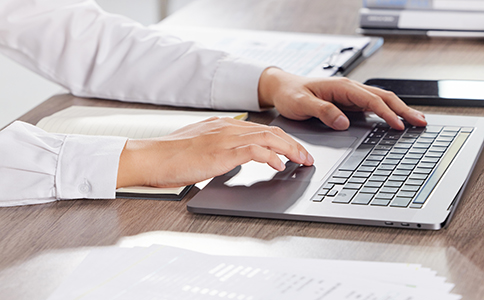 ?？诠净緫糇兏?></p><h3>什么是公司基本戶?</h3><p>公司基本戶是企業(yè)在銀行開立的主要賬戶，用于日常經(jīng)營活動中的資金收付。它是企業(yè)進(jìn)行稅務(wù)申報(bào)、工資發(fā)放、貸款申請等業(yè)務(wù)的基礎(chǔ)賬戶。因此，基本戶的變更不僅影響企業(yè)的資金流動，還可能涉及稅務(wù)、社保等多個(gè)方面。</p><h3>海口公司基本戶變更的常見原因</h3><p>1. 銀行服務(wù)調(diào)整：企業(yè)可能因銀行服務(wù)質(zhì)量、費(fèi)用等因素選擇更換開戶銀行。</p><p>2. 公司地址變更：如果公司注冊地址發(fā)生變化，可能需要將基本戶遷移至新地址附近的銀行。</p><p>3. 業(yè)務(wù)擴(kuò)展需求：隨著業(yè)務(wù)規(guī)模的擴(kuò)大，企業(yè)可能需要更優(yōu)質(zhì)的銀行服務(wù)來支持其發(fā)展。</p><p>4. 銀行政策變化：某些銀行的政策調(diào)整可能促使企業(yè)選擇更適合的銀行。<br><img src=