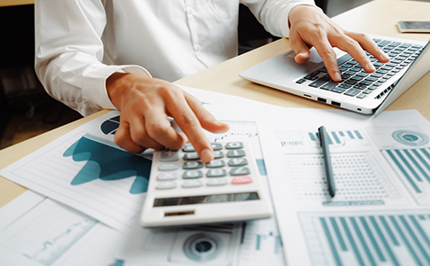 如何解決?？诘刂方猱惓?></p><h3>如何解決?？诘刂方猱惓?</h3><p>解決?？诘刂方猱惓栴}，首先需要弄清楚問題的具體原因。下面是幾個解決地址異常的常見方法：</p><p>1. 更新房屋租賃合同</p><p>如果由于租賃合同問題導致地址異常，企業(yè)應盡快與房東重新簽訂有效合同，并向工商局和稅務局更新注冊地址。</p><p>2. 更換注冊地址</p><p>若原注冊地址存在問題或無法繼續(xù)使用，可以選擇合法且符合規(guī)定的新地址進行更換。需要注意，變更注冊地址時需要準備相關(guān)的證明材料，如新租賃合同、房屋產(chǎn)權(quán)證等。</p><p>3. 及時報備地址信息變動</p><p>如果企業(yè)的實際經(jīng)營地址與登記地址不一致，應及時向工商局和稅務機關(guān)報備并更新相關(guān)信息，避免因信息不符而導致異常。</p><p>4. 解決稅務問題</p><p>稅務異常是造成地址異常的一個常見原因。若因稅務問題導致地址異常，企業(yè)應及時清理稅務問題，確保無未結(jié)清的稅款或滯納金，避免因稅務問題影響到公司注冊地址。</p><p>5. 合法合規(guī)操作</p><p>企業(yè)在選擇注冊地址時，務必選擇合法合規(guī)的辦公地點，避免因違反規(guī)劃或其他法律法規(guī)導致地址異常。</p><h3>?？诘刂方猱惓５姆梢?guī)定</h3><p>根據(jù)?？谑械南嚓P(guān)法律法規(guī)，企業(yè)注冊地址應符合以下條件：</p><p>- 地址應為真實、合法的辦公地點。</p><p>- 地址應能接收工商、稅務等部門的通知。</p><p>- 地址應能進行有效的經(jīng)營活動，滿足企業(yè)實際經(jīng)營需求。</p><p>如果注冊地址出現(xiàn)異常，企業(yè)需在規(guī)定時間內(nèi)進行整改，否則可能面臨罰款、吊銷營業(yè)執(zhí)照等法律后果。因此，及時解決?？诘刂方猱惓栴}至關(guān)重要。</p><h3>如何避免?？诘刂樊惓栴}?</h3><p>為了避免在未來遇到地址異常問題，企業(yè)在注冊地址選擇和管理過程中應注意以下幾點：</p><p>1. 選擇合規(guī)地址</p><p>在注冊公司時，選擇符合城市規(guī)劃、合法的辦公地點，確保地址信息準確無誤。</p><p>2. 保持聯(lián)系信息更新</p><p>定期更新公司注冊地址及聯(lián)系方式，特別是在搬遷、地址變更時，及時向相關(guān)部門報備，避免信息不符導致異常。</p><p>3. 審慎簽訂租賃合同</p><p>企業(yè)與房東簽訂租賃合同時，應確保合同合法有效，并注意租期的管理，避免因租賃合同到期而導致地址問題。</p><p>4. 定期檢查地址狀態(tài)</p><p>定期檢查公司注冊地址的狀態(tài)，確保地址仍然有效且可以正常使用，避免因長時間未經(jīng)營或租約問題而引發(fā)異常。</p><h3>總結(jié)</h3><p>?？诘刂方猱惓栴}雖常見，但解決方式也較為明確。通過及時更新租賃合同、變更注冊地址、解決稅務問題等方式，企業(yè)可以有效避免或解除地址異常問題，確保企業(yè)運營不受影響。作為創(chuàng)業(yè)者，切勿忽視公司注冊地址的管理，它關(guān)系到企業(yè)的合法經(jīng)營和持續(xù)發(fā)展。</p><p>如果您在解決海口地址解異常過程中遇到任何困難，歡迎隨時咨詢?？阢茣嫻尽Ｎ覀儗槟峁I(yè)的建議與服務，幫助您解決注冊過程中的所有問題，助力企業(yè)順利運營。</p>                </div>
                <p class=