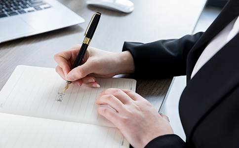 ?？谧怨玖鞒?></p><h3>一、?？谧怨玖鞒毯喗?/h3><p>在了解?？谧怨舅钑r間之前，我們首先需要了解一下?？谧怨镜牧鞒獭Ｒ话銇碚f，注冊公司流程主要包括以下幾個步驟：</p><p>1. 核準(zhǔn)公司名稱：提交公司名稱并進(jìn)行核準(zhǔn)。</p><p>2. 提交注冊材料：準(zhǔn)備相關(guān)材料并提交給工商局。</p><p>3. 領(lǐng)取營業(yè)執(zhí)照：在規(guī)定時間內(nèi)領(lǐng)取注冊證書。</p><p>4. 刻章和開立銀行賬戶：領(lǐng)取執(zhí)照后刻制公司公章，并開設(shè)公司銀行賬戶。</p><p>5. 稅務(wù)登記和社保開戶：完成公司稅務(wù)登記和員工社保開戶。</p><p>了解了流程后，我們可以更準(zhǔn)確地估算?？谧怨舅璧臅r間。</p><h3>二、海口注冊公司所需時間</h3><p>?？谧怨拘枰臅r間因具體情況而異，但通常分為以下幾個階段：</p><p>1. 核準(zhǔn)公司名稱(1-3個工作日)</p><p>申請公司名稱并進(jìn)行核準(zhǔn)是注冊公司的第一步。根據(jù)?？诋?dāng)?shù)毓ど叹值男?，一般情況下，核準(zhǔn)名稱的時間在1至3個工作日內(nèi)可以完成。</p><p>2. 提交注冊材料(2-5個工作日)</p><p>準(zhǔn)備并提交相關(guān)的注冊材料，通常包括公司章程、股東身份證明、注冊資本等。根據(jù)海口工商局的工作效率，材料審查和處理一般需要2至5個工作日。</p><p>3. 領(lǐng)取營業(yè)執(zhí)照(5-7個工作日)</p><p>在提交完注冊材料后，工商局會進(jìn)行審批，審核無誤后會發(fā)放營業(yè)執(zhí)照。領(lǐng)取營業(yè)執(zhí)照的時間通常為5至7個工作日。</p><p>4. 刻章和銀行開戶(3-5個工作日)</p><p>注冊公司后，還需要進(jìn)行刻制公章和開立銀行賬戶。這一環(huán)節(jié)需要大約3至5個工作日，部分銀行開戶時間可能因工作量而有所延遲。</p><p>5. 稅務(wù)登記和社保開戶(5-7個工作日)</p><p>完成稅務(wù)登記和社保開戶是公司運(yùn)營的必要步驟，這個過程需要大約5至7個工作日。</p><p>因此，從頭到尾，?？谧怨镜臅r間通常需要15至25個工作日。如果過程中沒有遇到特殊問題，您可以較為順利地完成整個注冊過程。<br><img src=