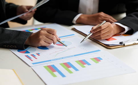 影響?？谧怨敬k費用的因素