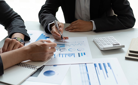 如何變更?？诠咀缘刂?></p><h3>1. 什么情況下需要變更注冊地址?</h3><p>變更注冊地址的原因可能有很多種，常見的包括：</p><p>- 公司業(yè)務(wù)發(fā)展需要遷移到更適合的區(qū)域。</p><p>- 原注冊地址的辦公條件不再滿足公司的需求。</p><p>- 公司注冊地址的房屋租賃合同到期或搬遷。</p><p>無論是哪種情況，企業(yè)主在變更公司注冊地址前，需要確保新的注冊地址符合公司業(yè)務(wù)性質(zhì)及當?shù)毓ど叹值南嚓P(guān)要求。</p><h3>2. ?？诠咀缘刂纷兏姆梢罁?jù)</h3><p>在海口變更公司注冊地址時，必須遵循《公司法》及?？诘胤降墓ど套怨芾硪?guī)定。具體操作時，企業(yè)主需向當?shù)毓ど绦姓芾聿块T提出申請，并提交相關(guān)的證明材料。因此，在變更過程中，企業(yè)主應(yīng)特別注意符合法律法規(guī)的要求。</p><h3>3. 如何變更?？诠咀缘刂?</h3><p>變更?？诠咀缘刂沸枰裱欢ǖ牧鞒蹋韵率亲兏襟E的詳細說明：</p><p>第一步：準備相關(guān)材料</p><p>在申請變更公司注冊地址之前，首先需要準備好相關(guān)的材料：</p><p>- 公司營業(yè)執(zhí)照副本原件。</p><p>- 公司章程的修改協(xié)議。</p><p>- 新注冊地址的房屋租賃合同或房產(chǎn)證復(fù)印件。</p><p>- 法定代表人的身份證復(fù)印件。</p><p>- 變更申請書。</p><p>第二步：修改公司章程</p><p>公司注冊地址的變更通常需要修改公司章程。企業(yè)需召開股東會議并通過章程修改決議，確保公司章程內(nèi)容與新注冊地址保持一致。</p><p>第三步：申請工商變更登記</p><p>準備好相關(guān)材料后，企業(yè)主需向海口市工商行政管理局提交變更申請，并辦理變更登記。此步驟通常需要提供營業(yè)執(zhí)照副本、章程修改決議以及其他支持材料。</p><p>第四步：領(lǐng)取新的營業(yè)執(zhí)照</p><p>工商行政管理局審核通過后，企業(yè)主即可領(lǐng)取新的營業(yè)執(zhí)照，新的注冊地址將正式生效。</p><p>第五步：更新相關(guān)信息</p><p>獲得新的營業(yè)執(zhí)照后，企業(yè)主需要更新銀行賬戶、稅務(wù)登記、社保登記等信息，確保公司信息的一致性。<br><img src=