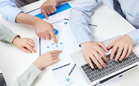 影響?？诠咀詴r間的因素