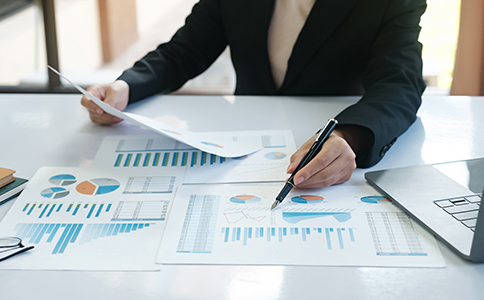 辦理?？诓惋嫻咀缘淖⒁馐马?></p><h3>3. 辦理?？诓惋嫻咀缘淖⒁馐马?/h3><p>在辦理?？诓惋嫻咀赃^程中，投資者可能會遇到一些問題和挑戰(zhàn)。以下是一些常見的問題和應對建議：</p><p>公司名稱重復怎么辦?</p><p>如果名稱核準時發(fā)現(xiàn)公司名稱重復，可以嘗試修改部分名稱，如加上地區(qū)、行業(yè)標識等，確保唯一性。</p><p>食品經營許可證如何申請?</p><p>餐飲公司必須申請食品經營許可證，這通常需要提交額外的材料，如餐飲場所的衛(wèi)生許可證、食品安全管理計劃等。</p><p>注冊地址問題</p><p>注冊地址必須是真實、合法的，尤其是在市區(qū)和商業(yè)區(qū)內，某些區(qū)域可能對餐飲公司有特定的要求，例如廚房設施的通風和排煙系統(tǒng)等。</p><p>公司章程如何制定?</p><p>公司章程是公司運營的基本文件，應由股東會議通過并簽署。若不清楚章程的具體條款，可以咨詢相關注冊代理機構。</p><h3>4. ?？诓惋嫻咀运钑r間與費用概況</h3><p>所需時間</p><p>海口餐飲公司注冊的時間一般為7-15個工作日。具體時間取決于公司名稱的審核速度和注冊材料的完整性。如果申請食品經營許可證，則需要更長的時間。</p><p>注冊費用</p><p>?？诓惋嫻咀缘馁M用并不高，主要費用包括名稱核準費、營業(yè)執(zhí)照辦理費、銀行開戶費用等。大約費用在1000元至3000元之間。此外，申請食品經營許可證的費用根據(jù)具體情況而定。</p><h3>結語</h3><p>?？诓惋嫻巨k理流程相對簡單，但需要注意細節(jié)和相關法律規(guī)定。通過了解注冊條件、準備好必要的材料，并注意常見問題，創(chuàng)業(yè)者能夠順利完成注冊并快速進入市場。無論是開設餐飲店、餐飲連鎖還是外賣平臺，?？诘牟惋嬍袌龆汲錆M機會。希望本文提供的信息能幫助你順利完成?？诓惋嫻咀?，為未來的創(chuàng)業(yè)打下堅實的基礎。</p><div   id=