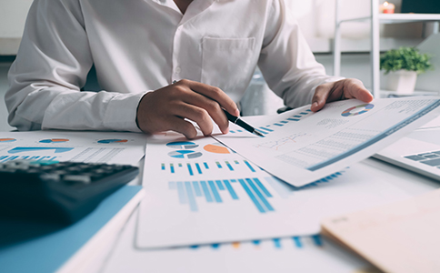 ?？谧晕锪鞴玖鞒?></p><h3>一、?？谧晕锪鞴玖鞒?/h3><p>在?？谧晕锪鞴静⒉皇且粋€復雜的過程，但需要遵循一定的步驟。以下是注冊物流公司的主要流程：</p><p>1. 公司名稱核準</p><p>注冊物流公司首先需要進行公司名稱核準。選擇一個符合公司經(jīng)營方向的名稱，并前往?？谑惺袌霰O(jiān)督管理局進行核準。請注意，名稱中應包含“物流”字樣，以明確業(yè)務(wù)范圍。</p><p>2. 準備所需材料</p><p>注冊物流公司需要準備一系列的資料，這些資料包括：</p><p>公司法定代表人身份證明及復印件</p><p>公司章程</p><p>公司住所證明(如租賃合同或產(chǎn)權(quán)證復印件)</p><p>經(jīng)營范圍(包括貨運代理、倉儲管理等具體業(yè)務(wù))</p><p>注冊資本證明</p><p>其他相關(guān)文件(如股東會決議、法人代表聲明等)</p><p>3. 工商登記</p><p>完成名稱核準后，您可以向?？谑械墓ど绦姓芾聿块T提交注冊申請。提交申請時，務(wù)必確認您的所有材料完整無誤。工商部門會根據(jù)相關(guān)規(guī)定進行審核，審核通過后，發(fā)放《企業(yè)法人營業(yè)執(zhí)照》。</p><p>4. 刻章和銀行開戶</p><p>獲得營業(yè)執(zhí)照后，下一步就是刻制公司印章，包括公章、財務(wù)章、合同章等。隨后，您需要前往銀行開設(shè)公司賬戶，以便進行資金管理。</p><p>5. 申請相關(guān)資質(zhì)</p><p>如果您的物流公司涉及道路運輸業(yè)務(wù)，還需要申請相應的運輸許可證或道路運輸經(jīng)營許可證。具體資質(zhì)要求需要根據(jù)您的經(jīng)營范圍來確定。</p><p>6. 稅務(wù)登記</p><p>最后一步是辦理稅務(wù)登記。企業(yè)需要向當?shù)囟悇?wù)局報備，申請稅務(wù)登記證，選擇合適的稅種。完成稅務(wù)登記后，您就可以開始正常的經(jīng)營活動。</p><h3>二、?？谧晕锪鞴举M用</h3><p>在海口注冊物流公司所需的費用包括多個方面。以下是常見的費用明細：</p><p>1. 工商注冊費用</p><p>工商注冊的費用一般包括企業(yè)名稱核準費、營業(yè)執(zhí)照工本費等。這些費用通常在幾百元左右。</p><p>2. 注冊資本</p><p>根據(jù)不同的經(jīng)營模式，物流公司注冊資本的要求有所不同。雖然國家不再強制要求最低注冊資本，但一般建議注冊資本不少于人民幣10萬元，這有助于增強公司的信譽度。</p><p>3. 代理服務(wù)費</p><p>如果您選擇通過代理公司辦理注冊手續(xù)，還需要支付代理服務(wù)費用。根據(jù)服務(wù)的內(nèi)容和代理公司的收費標準，這筆費用通常在2000-5000元不等。</p><p>4. 銀行開戶費用</p><p>開設(shè)公司銀行賬戶的費用一般不高，大致在300-1000元之間，具體費用根據(jù)銀行的不同而有所變化。</p><p>5. 其他費用</p><p>若公司需要申請道路運輸許可證、報關(guān)代理、倉儲資質(zhì)等，還需要支付相應的申請費用。這部分費用通常因公司經(jīng)營規(guī)模及資質(zhì)要求而異。<br><img src=