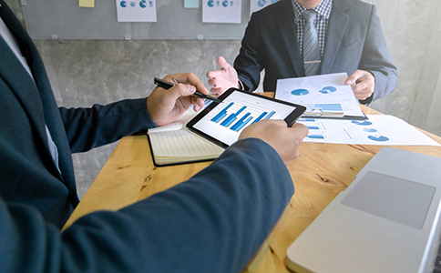 ?？诠咀粤鞒?></p><h3>一、海口公司注冊流程詳解</h3><p>1.1 公司名稱核準(zhǔn)</p><p>在?？谧怨?，首先要做的就是進(jìn)行 **公司名稱核準(zhǔn)**。您需要準(zhǔn)備好至少三個以上的備選公司名稱，并向?？谑惺袌霰O(jiān)督管理局提交申請。核準(zhǔn)通過后，您將獲得一個名稱核準(zhǔn)通知書，這一通知書是后續(xù)注冊的重要文件。</p><p>1.2 提交注冊材料</p><p>接下來，您需要準(zhǔn)備并提交公司注冊所需的材料。這些材料會根據(jù)公司類型的不同而有所差異，但通常包括以下幾項：</p><p>法定代表人、股東的身份證明文件;</p><p>公司章程;</p><p>股東會決議或董事會決議(視公司形式而定);</p><p>公司注冊地址證明(如租賃合同、房產(chǎn)證復(fù)印件等);</p><p>其他特定行業(yè)的資質(zhì)證明(如醫(yī)療、教育等行業(yè))。</p><p>這些材料準(zhǔn)備齊全后，您可以向?？谑袌霰O(jiān)督管理局提交申請，等待審核。</p><p>1.3 獲得營業(yè)執(zhí)照</p><p>在審核通過后，您將獲得?？谑惺袌霰O(jiān)督管理局發(fā)放的營業(yè)執(zhí)照。此時，您的公司正式成立，并且可以開始開展經(jīng)營活動了。</p><p>1.4 刻章備案</p><p>獲得營業(yè)執(zhí)照后，您需要刻制公司印章(如公章、財務(wù)章、合同章等)?？陶率菫榱舜_保公司在日常運營中的法律效力，且刻章需要在公安局備案。</p><p>1.5 開立銀行賬戶及稅務(wù)登記</p><p>接下來，您需要前往銀行開立公司基本賬戶，方便公司資金的存取和管理。與此同時，還要進(jìn)行 **稅務(wù)登記**，并向?？诙悇?wù)局申請辦理稅務(wù)相關(guān)事宜，如納稅人資格認(rèn)定、發(fā)票領(lǐng)取等。<br><img src=