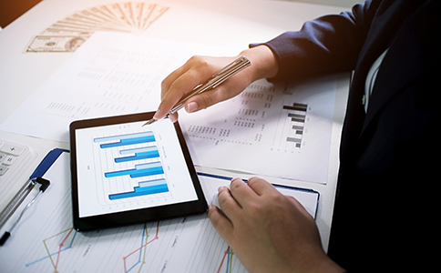 ?？诠痉ㄈ俗兏淖⒁馐马?></p><h3>三、?？诠痉ㄈ俗兏淖⒁馐马?/h3><p>在辦理?？诠痉ㄈ俗兏鼤r，企業(yè)主應(yīng)特別注意以下幾點：</p><p>1. 稅務(wù)變更</p><p>公司法人變更后，稅務(wù)登記信息也需要同步更新。特別是在稅務(wù)系統(tǒng)中，原法人和新法人的信息需要及時更新，避免出現(xiàn)稅務(wù)問題。</p><p>2. 銀行賬戶變更</p><p>企業(yè)的銀行賬戶信息也需要根據(jù)新的法人信息進行更新。銀行將要求提供法定代表人變更的相關(guān)證明文件，以便進行賬戶的變更。</p><p>3. 公司印章變更</p><p>根據(jù)新法人的身份，公司可能需要重新刻制法人印章和公章。務(wù)必確保舊章作廢并按規(guī)定更新。</p><p>4. 確保合法合規(guī)</p><p>在整個法人變更過程中，必須嚴格遵守相關(guān)法律規(guī)定，確保所有手續(xù)合法合規(guī)，避免因疏忽或操作不當(dāng)帶來不必要的麻煩。</p><h3>四、辦理海口公司法人變更時限及費用</h3><p>在海口辦理公司法人變更的時間通常需要 7-15個工作日，具體時限取決于各環(huán)節(jié)的審核速度。費用方面，通常需要繳納的費用包括：</p><p>工商登記費：根據(jù)海口市的收費標(biāo)準(zhǔn)，法人變更的工商登記費用一般在幾百元左右。</p><p>印章刻制費：若需要重新刻制法人印章，費用大致在 200-500元之間，具體費用取決于刻章公司。</p><p>稅務(wù)變更費用：如需變更稅務(wù)登記，可能會涉及少量手續(xù)費。</p><h3>五、總結(jié)</h3><p>海口公司法人變更的辦理流程相對明確，只需準(zhǔn)備好相關(guān)材料并按照步驟逐一完成即可。在整個過程中，企業(yè)主應(yīng)關(guān)注材料準(zhǔn)備、決議程序、稅務(wù)變更等方面，以確保法人變更順利完成。</p><p>?？阢茣媽Ｗ⒂跒槠髽I(yè)提供一站式工商注冊、稅務(wù)代理及法人變更等服務(wù)，擁有豐富的經(jīng)驗和專業(yè)的團隊，能夠幫助企業(yè)主高效、便捷地完成法人變更。無論是初創(chuàng)公司還是已有經(jīng)營經(jīng)驗的企業(yè)，隨時歡迎您咨詢我們，獲取專業(yè)指導(dǎo)，確保您的法人變更順利進行。</p><div   id=