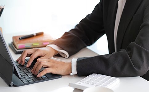 ?？谧怨?></p><h3>一、?？谧怨厩暗臏蕚涫马?/h3><p>在正式注冊公司之前，創(chuàng)業(yè)者需要做好充分準備。首先要明確公司的經(jīng)營范圍，這將影響后續(xù)的審批流程。其次，確定公司名稱，最好準備3個以上備選名稱，以防名稱被占用。第三，選擇公司類型(有限責任公司、個體工商戶等)和注冊資本，海口對注冊資本沒有硬性最低要求，但部分行業(yè)有特殊規(guī)定。</p><p>此外，準備好注冊地址證明(自有房產(chǎn)或租賃合同)，以及法人和股東的身份證件。建議提前了解?？诋?shù)氐墓ど陶呒岸悇找螅@對后續(xù)運營非常重要。</p><h3>二、?？谧怨镜木唧w流程</h3><p>1. 公司名稱核準</p><p>創(chuàng)業(yè)者需要登錄海口市場監(jiān)督管理局官網(wǎng)進行公司名稱預先核準。提交名稱申請后，等待核準結(jié)果，通常1-3個工作日內(nèi)可以完成。名稱核準通過后，將獲得名稱預先核準通知書。</p><p>2. 提交注冊申請材料</p><p>準備齊全注冊所需的材料后，向?？诠ど绦姓芾砭痔峤蛔陨暾?。主要材料包括：</p><p>公司章程;</p><p>法定代表人、股東身份證復印件;</p><p>注冊地址證明材料;</p><p>公司名稱預先核準通知書;</p><p>其他行業(yè)主管部門要求的材料。</p><p>提交材料后，工商部門會進行形式審查，一般5-7個工作日完成。</p><p>3. 領取營業(yè)執(zhí)照</p><p>審核通過后，創(chuàng)業(yè)者可到指定地點領取營業(yè)執(zhí)照。拿到營業(yè)執(zhí)照意味著公司正式成立，擁有獨立法人資格。</p><p>4. 刻制公章及銀行開戶</p><p>取得營業(yè)執(zhí)照后，需要刻制公司印章(公章、財務章、合同章等)，并到銀行開設公司基本賬戶。這一步是公司正常運營和資金管理的基礎。</p><p>5. 稅務登記及發(fā)票申請</p><p>公司成立后30日內(nèi)，應向?？诙悇站洲k理稅務登記，申請稅控設備和發(fā)票。完成稅務備案后，公司方可合法開展業(yè)務并開具發(fā)票。<br><img src=