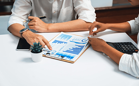 注冊(cè)?？诠舅璨牧?></p><h3>注冊(cè)?？诠舅璨牧虾妥⒁馐马?xiàng)</h3><p>材料真實(shí)性：所有提交的資料必須真實(shí)有效，虛假材料將被駁回且可能影響后續(xù)信用記錄。</p><p>注冊(cè)地址選擇：?？趯?duì)注冊(cè)地址有嚴(yán)格要求，辦公用房需符合工商局規(guī)定。虛假注冊(cè)地址可能導(dǎo)致注冊(cè)失敗。</p><p>資金要求：不同類型的公司注冊(cè)資本要求不同，注冊(cè)資金可采用認(rèn)繳制，具體金額可根據(jù)實(shí)際經(jīng)營需求填寫。</p><p>行業(yè)許可：部分特殊行業(yè)如餐飲、進(jìn)出口貿(mào)易、教育培訓(xùn)等，還需辦理相關(guān)行業(yè)許可證。</p><p>不同行業(yè)注冊(cè)海口公司的特殊要求</p><p>貿(mào)易類公司：需要提供外貿(mào)經(jīng)營許可證及進(jìn)出口資質(zhì)申請(qǐng)。</p><p>科技型企業(yè)：可享受高新技術(shù)企業(yè)相關(guān)稅收優(yōu)惠和資金支持，需符合科技創(chuàng)新標(biāo)準(zhǔn)。</p><p>服務(wù)業(yè)公司：部分服務(wù)行業(yè)可能涉及資質(zhì)認(rèn)證，如人力資源、教育培訓(xùn)等。</p><h3>注冊(cè)?？诠镜馁M(fèi)用與辦理時(shí)限</h3><p>在海口注冊(cè)公司的費(fèi)用相對(duì)合理，主要包括：</p><p>工商注冊(cè)工本費(fèi)(一般在100元左右)</p><p>印章刻制費(fèi)(約200-300元)</p><p>銀行開戶費(fèi)用(根據(jù)銀行不同而異)</p><p>代理服務(wù)費(fèi)(如選擇代辦，一般1000-3000元不等)</p><p>辦理時(shí)間方面，從名稱核準(zhǔn)到領(lǐng)取營業(yè)執(zhí)照，通常需要7到15個(gè)工作日，部分特殊行業(yè)可能時(shí)間稍長。</p><h3>注冊(cè)?？诠镜某Ｒ妴栴}解答</h3><p>可以異地注冊(cè)?？诠締?</p><p>答：可以，但需要準(zhǔn)備?？诤戏ㄓ行У淖?cè)地址。</p><p>注冊(cè)資金必須一次性繳納嗎?</p><p>答：根據(jù)認(rèn)繳制政策，注冊(cè)資本可以分期繳納，無需一次到位。</p><p>?？诠咀?cè)后必須在本地辦公嗎?</p><p>答：一般要求有實(shí)際經(jīng)營場所，但具體可根據(jù)行業(yè)及政策靈活處理。</p><h3>總結(jié)</h3><p>總體來看，注冊(cè)海口的公司憑借?？趦?yōu)越的政策環(huán)境和簡化的流程，成為眾多創(chuàng)業(yè)者的優(yōu)選。只要準(zhǔn)備充分、按流程辦理，就能快速完成注冊(cè)，享受海南自貿(mào)港帶來的各項(xiàng)便利。無論您是貿(mào)易、科技還是服務(wù)業(yè)企業(yè)，?？诙紴槟峁┝肆己玫膭?chuàng)業(yè)土壤。</p><p>如果您對(duì)?？诠咀?cè)流程、費(fèi)用、政策優(yōu)惠等方面還有任何疑問，歡迎隨時(shí)聯(lián)系?？阢茣?huì)計(jì)。我們擁有豐富的行業(yè)經(jīng)驗(yàn)和專業(yè)團(tuán)隊(duì)，能夠?yàn)槟峁┮徽臼焦ど套?cè)及財(cái)稅服務(wù)，助力您的事業(yè)穩(wěn)步發(fā)展!</p><div   id=