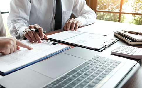 ?？谧杂邢薰?></p><h3>一、?？谧杂邢薰厩暗臏?zhǔn)備工作</h3><p>注冊有限公司前，創(chuàng)業(yè)者需要準(zhǔn)備齊全相關(guān)材料，確保申請順利通過。主要包括：</p><p>公司名稱預(yù)先核準(zhǔn)：確定公司名稱，避免重復(fù)或違法?？梢酝ㄟ^?？谑袌霰O(jiān)督管理局官網(wǎng)在線核名。</p><p>股東及法人身份證明：身份證復(fù)印件、聯(lián)系方式等。</p><p>注冊地址證明：租賃合同或房產(chǎn)證復(fù)印件，注冊地址必須符合工商要求。</p><p>注冊資本：根據(jù)公司類型確定注冊資本，?？谟邢薰疽话銓?shí)行認(rèn)繳制，無需實(shí)際繳足。</p><p>經(jīng)營范圍：明確公司的業(yè)務(wù)范疇，建議參考?？诋?dāng)?shù)毓ど滩块T規(guī)定。</p><p>提前準(zhǔn)備這些材料，能夠節(jié)省大量審批時(shí)間，避免材料不全導(dǎo)致的退件。</p><h3>二、?？谧杂邢薰镜脑敿?xì)流程</h3><p>1. 公司名稱核準(zhǔn)</p><p>通過海口市場監(jiān)督管理局的線上系統(tǒng)提交多個(gè)備選公司名稱，等待審核。核名通過后，將獲得名稱預(yù)先核準(zhǔn)通知書。</p><p>2. 提交注冊申請材料</p><p>準(zhǔn)備好營業(yè)執(zhí)照申請書、股東身份證明、公司章程、注冊地址證明等資料，提交給?？谑袌霰O(jiān)督管理局。</p><p>3. 審核階段</p><p>工商部門會(huì)對提交的材料進(jìn)行形式審核和實(shí)質(zhì)審核，一般在5-10個(gè)工作日內(nèi)完成。如材料不符合要求，將通知補(bǔ)正。</p><p>4. 領(lǐng)取營業(yè)執(zhí)照</p><p>審核通過后，申請人即可到工商局領(lǐng)取《營業(yè)執(zhí)照》。此時(shí)，公司正式成立，擁有獨(dú)立法人資格。</p><p>5. 刻章及相關(guān)登記</p><p>領(lǐng)取執(zhí)照后，應(yīng)及時(shí)辦理公司公章、財(cái)務(wù)章、法人章的刻制，并到公安局備案。此外，還需完成稅務(wù)登記、開設(shè)銀行賬戶等后續(xù)手續(xù)。<br><img src=