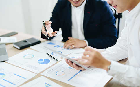 影響?？诠咀N費用的主要因素