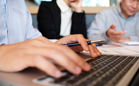 ?？诘刂方猱惓?></p><h3>?？谄髽I(yè)地址異?？赡軒淼暮蠊?/h3><p>企業(yè)地址異常一旦被認定，可能帶來多方面不利影響：</p><p>1. 稅務(wù)風(fēng)險提升</p><p>稅務(wù)部門會對地址異常企業(yè)重點關(guān)注，增加稅務(wù)稽查的概率，嚴重時會處以罰款或限制稅務(wù)申報。</p><p>2. 年度報告受阻</p><p>地址異常狀態(tài)將導(dǎo)致企業(yè)無法正常完成工商年報，最終被列入經(jīng)營異常名錄，影響企業(yè)信用。</p><p>3. 業(yè)務(wù)限制</p><p>銀行開戶、招投標、資質(zhì)申請等業(yè)務(wù)往往因地址異常被拒絕或延遲。</p><p>4. 信用形象受損</p><p>失信記錄將影響企業(yè)融資、合作伙伴信任度，進而影響企業(yè)長遠發(fā)展。</p><h3>海口企業(yè)出現(xiàn)地址異常的常見原因</h3><p>了解地址異常的成因是解除異常的第一步，以下是?？谄髽I(yè)地址異常的主要原因：</p><p>- 注冊地址無人接聽或不真實</p><p>企業(yè)注冊地址長時間無人辦公，導(dǎo)致工商、稅務(wù)等部門無法核實企業(yè)實際情況。</p><p>- 注冊地址變更未及時備案</p><p>企業(yè)搬遷后未在規(guī)定時間內(nèi)完成地址變更備案，信息不一致。</p><p>- 快遞郵寄資料無法送達</p><p>企業(yè)未及時更新聯(lián)系方式，重要文件或年報通知無法送達。</p><p>- 注冊地址存在違規(guī)問題</p><p>使用虛假地址、房屋租賃合同不合規(guī)等。<br><img src=