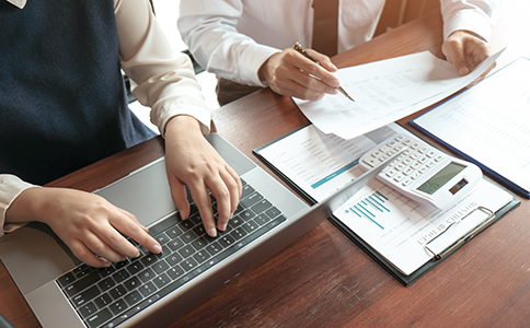 ?？谧韵愀酃?></p><h3>為什么選擇在?？谧韵愀酃?</h3><p>海口作為海南省省會，地理位置優(yōu)越，政策環(huán)境開放，近年來大力支持國際貿(mào)易和跨境服務(wù)。通過?？谧韵愀酃荆梢韵硎艿揭韵聝?yōu)勢：</p><p>- 本地專業(yè)代辦服務(wù)：?？趽碛胸S富經(jīng)驗(yàn)的會計(jì)師事務(wù)所和注冊代理機(jī)構(gòu)，熟悉香港公司注冊政策和流程，能夠全程協(xié)助您順利完成注冊。</p><p>- 手續(xù)簡便高效：利用?？诖k渠道，資料準(zhǔn)備及審批流程更加順暢，縮短注冊周期。</p><p>- 稅務(wù)申報(bào)便利：香港稅制優(yōu)惠，零利得稅政策有助于企業(yè)合理節(jié)稅。</p><p>- 國際形象提升：擁有香港公司，有利于開拓海外市場和提升品牌信譽(yù)。</p><p>基于以上優(yōu)勢，?？诔蔀樵絹碓蕉嗥髽I(yè)選擇注冊香港公司的重要中轉(zhuǎn)站。</p><h3>?？谧韵愀酃玖鞒淘敿?xì)步驟</h3><p>了解清晰的?？谧韵愀酃玖鞒蹋軌蛴行б?guī)避常見問題，確保注冊順利完成。下面是具體步驟介紹：</p><p>1. 公司名稱核準(zhǔn)</p><p>注冊前，首先要進(jìn)行公司名稱預(yù)先核準(zhǔn)，確保所選名稱符合香港公司注冊處的規(guī)定且未被占用。一般建議準(zhǔn)備多個(gè)備選名稱，提高通過率。</p><p>2. 準(zhǔn)備并提交注冊資料</p><p>提交的主要資料包括：</p><p>- 公司章程(Articles of Association)</p><p>- 股東和董事身份證明文件(身份證、護(hù)照等)</p><p>- 公司注冊地址證明(香港本地地址)</p><p>- 注冊資本信息及相關(guān)表格</p><p>?？诖k機(jī)構(gòu)會協(xié)助客戶準(zhǔn)備齊全并規(guī)范這些資料。</p><p>3. 向香港公司注冊處遞交申請</p><p>資料齊備后，由代理機(jī)構(gòu)統(tǒng)一提交至香港公司注冊處，等待審核。</p><p>4. 獲得公司注冊證書</p><p>審核通過后，公司注冊處會頒發(fā)公司注冊證書(Certificate of Incorporation)及商業(yè)登記證。這標(biāo)志著香港公司正式成立。</p><p>5. 公司文件簽署與后續(xù)服務(wù)</p><p>成立后，公司需要完成印章刻制、銀行開戶、稅務(wù)登記等事項(xiàng)。代辦機(jī)構(gòu)通常提供后續(xù)秘書服務(wù)和賬務(wù)代理，確保公司正常運(yùn)營。<br><img src=