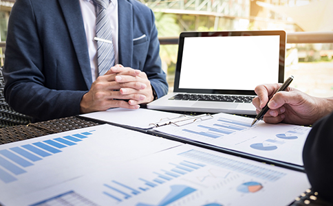 ?？谟耙暪咀粤鞒?></p><h3>一、?？谟耙暪咀粤鞒?/h3><p>影視公司注冊在?？谥饕裱瓏夜ど坦芾矸ㄒ?guī)，整體流程規(guī)范，關(guān)鍵步驟如下：</p><p>1. 公司名稱預(yù)先核準</p><p>前往?？谑袌霰O(jiān)督管理局申請公司名稱預(yù)核準。建議準備3-5個名稱備選，名稱需符合影視行業(yè)特征，避免雷同。</p><p>2. 準備注冊資料</p><p>名稱核準后，開始準備注冊所需資料，如法人身份證、注冊地址證明、公司章程等，確保材料齊備。</p><p>3. 工商注冊登記</p><p>攜帶全部材料到?？谑袌霰O(jiān)督管理局辦理工商登記，通常7-15個工作日完成審核，審核通過后領(lǐng)取營業(yè)執(zhí)照。</p><p>4. 刻制公章及銀行開戶</p><p>領(lǐng)取營業(yè)執(zhí)照后，公司需刻制公章、法人章、財務(wù)章等，并開設(shè)公司銀行基本賬戶，方便后續(xù)財務(wù)管理。</p><p>5. 稅務(wù)登記及發(fā)票申請</p><p>向?？诙悇?wù)機關(guān)登記，辦理稅務(wù)登記證，并申請發(fā)票使用資格，確保合法納稅。</p><p>6. 辦理影視行業(yè)相關(guān)資質(zhì)</p><p>影視行業(yè)涉及特殊資質(zhì)管理，如廣播電視節(jié)目制作許可證等，需根據(jù)業(yè)務(wù)范圍向文化主管部門申請相關(guān)許可。<br><img src=