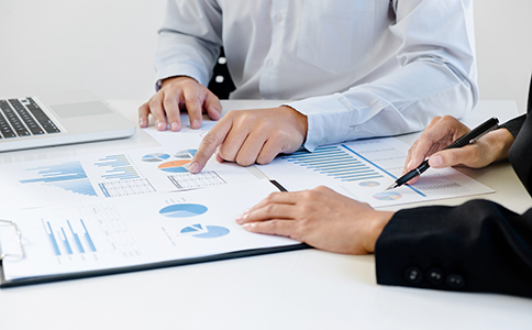 ?？诠ど套?></p><h3>三、不同類型企業(yè)所需材料差異</h3><p>根據(jù)企業(yè)類型不同，注冊所需資料也有細微差異：</p><p>- 個體工商戶</p><p>只需身份證、經(jīng)營場所證明及經(jīng)營范圍申報。</p><p>- 有限責任公司(有限公司)</p><p>需要公司章程、股東身份證明、住所證明、名稱核準通知書等。</p><p>- 合伙企業(yè)</p><p>除上述資料外，還需合伙協(xié)議書。</p><p>根據(jù)?？谑袌龅木唧w情況，創(chuàng)業(yè)者應選擇最合適的企業(yè)類型，準備對應資料。</p><h3>四、準備資料時的注意事項和常見問題</h3><p>1. 身份證明信息必須真實有效</p><p>身份證復印件需清晰，且保證身份證在有效期內(nèi)。</p><p>2. 公司地址須合法合規(guī)</p><p>經(jīng)營場所的證明文件必須完整，租賃合同應明確租期及房東信息。</p><p>3. 經(jīng)營范圍盡量具體明確</p><p>模糊或超范圍填寫可能導致審批延誤或被拒。</p><p>4. 章程內(nèi)容規(guī)范</p><p>公司章程建議參考標準模板，避免法律風險。</p><p>5. 提前核對材料清單</p><p>資料缺失或錯誤是工商注冊中最常見的原因，影響審批時間。</p><h3>五、如何高效準備資料避免注冊延誤</h3><p>1. 詳細了解當?shù)毓ど陶?/p><p>?？诠ど叹止俜骄W(wǎng)站或?qū)I(yè)代理機構(gòu)均可提供最新資料要求。</p><p>2. 提前準備并反復核對資料</p><p>杜絕遺漏和錯誤，確保資料齊全。</p><p>3. 選擇專業(yè)代理服務</p><p>通過專業(yè)的代理公司辦理，可大幅縮短注冊時間，減少不必要的麻煩。</p><p>4. 合理規(guī)劃時間節(jié)點</p><p>提前預約，避免高峰期材料提交擁堵。</p><h3>總結(jié)</h3><p>?？诠ど套孕枰獪蕚涞馁Y料雖多，但只要按照規(guī)范準備齊全，便可高效順利完成注冊流程。身份證明、公司名稱核準通知書、住所證明、公司章程和經(jīng)營范圍等都是核心資料，創(chuàng)業(yè)者必須重視每一步的準備。合理選擇企業(yè)類型并遵守?？谙嚓P政策，也有助于提升審批效率。</p><p>如您在注冊過程中遇到任何疑問或需要代辦服務，歡迎隨時咨詢“?？阢茣嫛薄Ｋ麄儞碛胸S富的?？诠ど套越?jīng)驗，提供專業(yè)、高效的一站式注冊服務，助您快速邁出創(chuàng)業(yè)第一步，輕松開啟事業(yè)新篇章。</p><div   id=