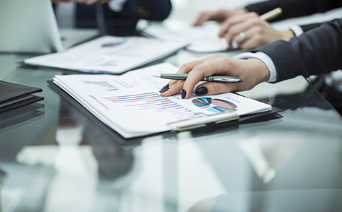 ?？诠咀粤鞒?></p><h3>一、?？诠咀粤鞒?/h3><p>?？诠咀缘牧鞒檀笾路譃橐韵聨讉€步驟，每一步都至關重要。</p><p>1.1 企業(yè)名稱核準</p><p>注冊公司第一步是進行名稱核準。你需要提供3-5個備選公司名稱，并確保這些名稱沒有被其他企業(yè)注冊。海口工商局會根據相關規(guī)定對這些名稱進行審核，確保名稱的合法性和唯一性。</p><p>1.2 提交注冊材料</p><p>名稱核準通過后，你可以準備提交注冊材料。注冊所需的材料包括：</p><p>- 公司章程;</p><p>- 股東身份證明(自然人股東需要提供身份證，法人股東提供法人營業(yè)執(zhí)照);</p><p>- 法定代表人、董事、監(jiān)事的身份證明;</p><p>- 注冊地址證明(房產證復印件或租賃合同);</p><p>- 公司名稱核準通知書。</p><p>材料準備齊全后，你可以將其提交到海口的工商行政管理部門進行審批。</p><p>1.3 營業(yè)執(zhí)照領取</p><p>經過審批，工商局會發(fā)放營業(yè)執(zhí)照，證明你的公司已經合法成立。一般情況下，注冊公司從提交材料到拿到營業(yè)執(zhí)照，時間大約為5-10個工作日。</p><p>1.4 刻制印章</p><p>領取營業(yè)執(zhí)照后，你還需要到專業(yè)的刻章公司辦理公司公章、財務章、法人章等印章。這一步驟一般需要1-2個工作日。</p><p>1.5 開設銀行賬戶</p><p>公司成立后，下一步是開設公司銀行賬戶。通常銀行會要求提供公司營業(yè)執(zhí)照、法人身份證、公司章程等文件。銀行開戶時間一般為3-5個工作日。</p><p>1.6 稅務登記與社保開戶</p><p>在公司注冊完成后，還需要到當地稅務局辦理稅務登記，領取稅務登記證。此外，如果你有員工，還需要辦理社保登記。稅務登記和社保開戶一般可以在同一天完成。</p><h3>二、?？诠咀运璨牧?/h3><p>在了解了注冊流程后，接下來是準備公司注冊所需的材料。除了公司章程、股東身份信息等基本材料外，還需要準備以下資料：</p><p>- 注冊公司所在地的房產證或租賃合同;</p><p>- 法定代表人及股東的身份證復印件(如為法人股東，還需提供營業(yè)執(zhí)照副本);</p><p>- 法定代表人、董事及監(jiān)事的任職文件;</p><p>- 公司經營范圍和業(yè)務類型。</p><p>確保材料齊全，才能順利完成注冊流程。<br><img src=