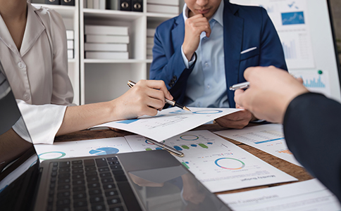 ?？趥髅焦咀运璨牧?></p><h3>三、?？趥髅焦咀运璨牧?/h3><p>注冊材料齊全，是順利登記的關鍵。具體材料包括：</p><p>1. 公司名稱核準通知書</p><p>2. 公司章程</p><p>3. 股東及法人身份證明</p><p>4. 注冊地址證明(租賃合同、房產(chǎn)證復印件等)</p><p>5. 驗資報告(若實際繳納注冊資本)</p><p>6. 經(jīng)營范圍說明</p><p>7. 特殊資質(zhì)證明(如涉及出版、廣播等業(yè)務需提供相關許可證)</p><p>準備材料時，建議仔細核對文件信息，確保一致，避免工商部門退件或延遲審批。</p><h3>四、?？趥髅焦咀再M用</h3><p>海口傳媒公司注冊費用總體上分為官方收費和服務費用兩部分：</p><p>1. 工商注冊費</p><p>工商注冊本身費用較低，一般在100-500元之間，包括名稱核準費、營業(yè)執(zhí)照工本費等。</p><p>2. 刻章費用</p><p>刻制公司公章、財務章、合同章等費用約200-500元，具體視刻章數(shù)量和材質(zhì)而定。</p><p>3. 銀行開戶及印鑒備案</p><p>銀行開戶及印鑒備案費用通常在200元左右。</p><p>4. 代理服務費(可選)</p><p>如果通過專業(yè)會計公司代辦注冊手續(xù)，費用根據(jù)服務內(nèi)容不同，通常在1500-3000元左右，包含材料準備、工商申報、稅務指導等全流程服務。</p><p>總體來看，海口傳媒公司注冊費用在2000-4000元左右即可完成，符合市場常規(guī)水平，不會過高。</p><h3>五、?？趥髅焦咀宰⒁馐马?/h3><p>在注冊過程中，創(chuàng)業(yè)者需注意以下幾點：</p><p>1. 確保名稱唯一性</p><p>名稱重復會被拒絕核準，建議準備多個備選名稱。</p><p>2. 注冊地址合法有效</p><p>虛假地址會導致注冊失敗或日后稅務問題，建議使用合法辦公地址或可靠的注冊地址服務。</p><p>3. 明確經(jīng)營范圍</p><p>經(jīng)營范圍需符合工商政策，涉及特殊業(yè)務需取得相關許可。</p><p>4. 注冊資本認繳合理</p><p>認繳注冊資本過低可能影響公司融資和銀行開戶，過高則增加稅務壓力。</p><p>5. 及時辦理稅務登記</p><p>避免因未及時申報稅務而受到處罰，確保公司合法合規(guī)經(jīng)營。</p><h3>總結</h3><p>?？趥髅焦咀噪m然流程看似繁瑣，但只要明確注冊條件、準備齊全材料、遵循標準流程，就能順利完成注冊。通過本文對注冊條件、流程、所需材料、費用及注意事項的詳細解析，創(chuàng)業(yè)者可以清楚掌握?？趥髅焦咀缘年P鍵環(huán)節(jié)，減少不必要的時間和經(jīng)濟成本。同時，如果希望獲得專業(yè)指導，節(jié)省注冊時間和精力，隨時咨詢海口泓灼會計，他們提供全程代辦服務，確保公司注冊合法合規(guī)，助力企業(yè)快速進入市場。</p><p>通過合理規(guī)劃和專業(yè)輔導，您的?？趥髅焦咀灾穼⒏禹樌瑸槲磥順I(yè)務發(fā)展打下堅實基礎。</p><div   id=