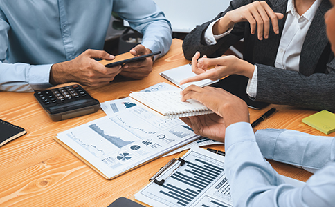 ?？诓惋嫻咀粤鞒淘斀?></p><h3>?？诓惋嫻咀粤鞒淘斀?/h3><p>注冊一家餐飲公司，不僅涉及工商注冊，還包括餐飲行業(yè)特有的審批環(huán)節(jié)。以下是詳細(xì)的“海口餐飲公司注冊流程”分解：</p><p>1. 核準(zhǔn)公司名稱</p><p>在?？谑惺袌霰O(jiān)督管理局進(jìn)行企業(yè)名稱預(yù)先核準(zhǔn)，需準(zhǔn)備3-5個備選名稱，避免重名或不符合規(guī)范。</p><p>2. 確定公司類型和經(jīng)營范圍</p><p>餐飲公司多為有限責(zé)任公司，經(jīng)營范圍必須包含“餐飲服務(wù)”相關(guān)內(nèi)容。</p><p>3. 提交注冊申請材料</p><p>通過海南省政務(wù)服務(wù)網(wǎng)或市場監(jiān)督管理局窗口提交材料，包括公司章程、股東信息、注冊地址證明等。</p><p>4. 領(lǐng)取營業(yè)執(zhí)照</p><p>審核通過后，工商部門會核發(fā)營業(yè)執(zhí)照，這標(biāo)志著企業(yè)主體正式成立。</p><p>5. 刻制公章</p><p>含公章、財(cái)務(wù)章、法人章、發(fā)票章，后續(xù)稅務(wù)和銀行辦理時均需使用。</p><p>6. 開設(shè)銀行基本賬戶</p><p>以公司名義開設(shè)對公賬戶，作為經(jīng)營收支的合法通道。</p><p>7. 辦理稅務(wù)登記</p><p>到稅務(wù)機(jī)關(guān)進(jìn)行稅務(wù)報到，確定納稅人身份(小規(guī)?；蛞话慵{稅人)。</p><p>8. 申請餐飲行業(yè)許可</p><p>餐飲企業(yè)需取得《食品經(jīng)營許可證》，涉及場地衛(wèi)生、消防安全等檢查。</p><p>通過以上八個步驟，“?？诓惋嫻咀粤鞒獭辈拍芡暾]環(huán)，確保公司能夠合法合規(guī)運(yùn)營。</p><h3>?？诓惋嫻咀运璨牧?/h3><p>要想順利完成注冊，提前準(zhǔn)備好相關(guān)材料至關(guān)重要。常見的材料包括：</p><p>- 公司名稱預(yù)先核準(zhǔn)通知書;</p><p>- 公司章程(股東簽字);</p><p>- 法人及股東身份證明;</p><p>- 經(jīng)營場所使用證明(租賃合同或產(chǎn)權(quán)證復(fù)印件);</p><p>- 任職文件(法定代表人、董事、監(jiān)事任命書);</p><p>- 注冊資本認(rèn)繳承諾書;</p><p>- 食品經(jīng)營許可證申請表及相關(guān)衛(wèi)生檢測報告。</p><p>這些材料不僅是“?？诓惋嫻咀粤鞒獭钡年P(guān)鍵環(huán)節(jié)，也是后續(xù)審批能否通過的核心。<br><img src=