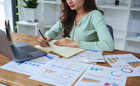 ?？诩艺咀?></p><h3>為什么要進行?？诩艺咀?/h3><p>很多人認(rèn)為家政服務(wù)門檻低，隨便找?guī)讉€員工即可接單。但從長遠(yuǎn)角度看，如果沒有正規(guī)資質(zhì)，一旦出現(xiàn)服務(wù)糾紛，將會面臨信任危機，甚至承擔(dān)法律責(zé)任。通過完成?？诩艺咀裕?/p><p>- 可以取得合法的營業(yè)執(zhí)照，避免無證經(jīng)營風(fēng)險;</p><p>- 有助于開設(shè)正規(guī)對公賬戶，便于財務(wù)管理與合作;</p><p>- 更利于參加大型招投標(biāo)項目，提高市場競爭力;</p><p>- 在招聘優(yōu)秀員工、承接高端客戶時，更具說服力。</p><p>因此，注冊公司并非形式，而是進入行業(yè)的必然選擇。</p><h3>海口家政公司注冊流程</h3><p>想要成功完成?？诩艺咀?，一般需要遵循以下步驟：</p><p>1. 確定公司類型</p><p>在?？?，家政公司大多選擇有限責(zé)任公司形式，這種類型責(zé)任風(fēng)險小，股東出資靈活，符合中小企業(yè)特點。</p><p>2. 核準(zhǔn)公司名稱</p><p>公司名稱需包含地域+行業(yè)+字號+公司類型，例如“?？赬X家政服務(wù)有限公司”。建議準(zhǔn)備3-5個備用名稱，以防重名。</p><p>3. 制定經(jīng)營范圍</p><p>經(jīng)營范圍要涵蓋家政服務(wù)相關(guān)業(yè)務(wù)，比如：家庭保潔、育嬰護理、養(yǎng)老陪護、鐘點工服務(wù)等。經(jīng)營范圍填寫要精準(zhǔn)，避免遺漏后期還需變更。</p><p>4. 準(zhǔn)備注冊材料</p><p>- 法定代表人身份證明;</p><p>- 全體股東身份證及出資比例;</p><p>- 公司章程;</p><p>- 注冊地址證明(可為租賃辦公地址或合規(guī)掛靠地址)。</p><p>5. 提交工商申請</p><p>將所有材料提交至?？谑惺袌霰O(jiān)督管理局，等待審核。</p><p>6. 領(lǐng)取營業(yè)執(zhí)照</p><p>審核通過后即可領(lǐng)取營業(yè)執(zhí)照，標(biāo)志著公司正式成立。</p><p>7. 后續(xù)事項</p><p>包括刻章備案、銀行開戶、稅務(wù)登記、記賬報稅等，確保公司后續(xù)正常運營。</p><h3>?？诩艺咀运璨牧?/h3><p>在實際操作中，準(zhǔn)備齊全的材料能大大提高審核通過率。一般需要：</p><p>- 公司法定代表人和股東的身份證原件及復(fù)印件;</p><p>- 公司章程(可由代理機構(gòu)提供模板);</p><p>- 注冊場所使用證明，如房產(chǎn)證或租賃合同;</p><p>- 股東出資明細(xì)表。</p><p>特別注意：如果注冊地址是掛靠地址，一定要選擇有工商備案的合法地址，否則可能導(dǎo)致公司注冊失敗或后續(xù)異常。<br><img src=