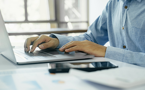 注銷?？诠?></p><h3>注銷?？诠具^程中需要注意的事項</h3><p>很多企業(yè)主在實際操作中才發(fā)現(xiàn)，“怎么注銷?？诠玖鞒獭笨此魄逦?，但執(zhí)行時卻容易遇到各種問題。需要注意以下幾點：</p><p>1. 不要忽視稅務問題</p><p>如果公司存在長期零申報、未按時報稅等情況，稅務注銷環(huán)節(jié)會格外嚴格，可能被要求補交大量材料甚至罰款。</p><p>2. 避免拖延注銷</p><p>很多企業(yè)主覺得公司閑置無所謂，但長期不注銷會導致企業(yè)被吊銷，法人和股東列入黑名單，限制高消費、無法貸款。</p><p>3. 債務要妥善處理</p><p>在清算環(huán)節(jié)，務必處理好公司的債務問題，否則債權人有權通過法律途徑追償，注銷也無法順利完成。</p><p>4. 材料必須真實完整</p><p>在“怎么注銷?？诠玖鞒獭敝?，提交虛假材料不僅注銷不成，還可能引發(fā)法律責任。</p><p>因此，老板們一定要提前規(guī)劃，確保注銷流程的合規(guī)性和完整性。</p><h3>注銷?？诠玖鞒躺婕暗臅r間與費用</h3><p>辦理公司注銷，時間和費用也是企業(yè)主最關心的問題。</p><p>- 時間：正常情況下，“怎么注銷海口公司流程”大約需要3-6個月。如果企業(yè)存在稅務異常、工商異常，時間可能延長至一年以上。</p><p>- 費用：費用因情況而異。若企業(yè)賬務清晰、無欠稅，費用相對較低;但如果涉及疑難注銷(如長期未報稅、被列入非正常戶)，則需要支付更多的罰款、滯納金及專業(yè)服務費用。</p><p>很多企業(yè)選擇委托專業(yè)機構處理，既能節(jié)省時間，也能規(guī)避風險。</p><h3>總結</h3><p>綜上所述，怎么注銷?？诠玖鞒讨饕ㄇ逅銈浒?、公告公示、稅務清算、工商注銷以及銀行社保賬戶的注銷，每一個步驟都不可或缺。同時，企業(yè)需要準備完整的材料，重視稅務問題，并妥善處理債務，才能順利完成注銷。</p><p>公司注銷是一項繁瑣且耗時的工作，如果自行辦理，往往會遇到各種問題，甚至拖延數(shù)月之久。為了節(jié)省時間和精力，避免不必要的風險，建議企業(yè)主選擇專業(yè)的代辦機構。</p><p>如果您正在為“怎么注銷?？诠玖鞒獭倍鵁?，強烈推薦隨時咨詢?？阢茣?。作為專業(yè)的工商財稅服務機構，泓灼會計能夠為您提供一站式注銷服務，從清算到工商稅務全程協(xié)助，幫助您高效、合規(guī)地完成注銷，解除后顧之憂。</p><div   id=