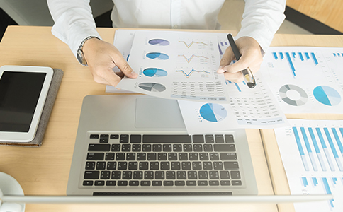 ?？趧趧张汕补咀粤鞒?></p><h3>?？趧趧张汕补咀粤鞒谈攀?/h3><p>海口勞務派遣公司注冊流程主要包括以下幾個階段：</p><p>1. 公司名稱核準：申請人需要先在市場監(jiān)督管理局提交公司名稱預先核準申請，確保公司名稱符合工商規(guī)定。</p><p>2. 編制公司章程：根據《公司法》要求，公司需要有章程，明確股東權利義務、注冊資本及業(yè)務范圍等內容。</p><p>3. 注冊資本要求：勞務派遣公司注冊資本不得低于人民幣200萬元，這是法律強制性規(guī)定。</p><p>4. 工商登記：向海口市場監(jiān)督管理局提交設立申請材料，經審核通過后領取營業(yè)執(zhí)照。</p><p>5. 辦理勞務派遣經營許可證：這是核心環(huán)節(jié)，需向人力資源和社會保障局申請，提供注冊資本證明、辦公場所證明及管理制度材料。</p><p>6. 刻章備案與銀行開戶：取得營業(yè)執(zhí)照后，需刻制公司印章并開設銀行基本賬戶。</p><p>7. 稅務登記：在稅務部門完成稅務信息確認，保證后續(xù)合規(guī)申報。</p><p>整個流程通常需要1-2個月時間，具體進度取決于資料是否齊全以及審批部門效率。</p><h3>?？趧趧张汕补咀运璨牧?/h3><p>在實際操作中，準備齊全的材料可以大大提高注冊效率。常見需要提交的材料包括：</p><p>- 公司名稱預核準通知書</p><p>- 公司章程</p><p>- 股東身份證明及出資證明</p><p>- 辦公場所使用證明(租賃合同或產權證明)</p><p>- 驗資證明或銀行出資憑證</p><p>- 法定代表人、董事、監(jiān)事的任職文件及身份證明</p><p>- 勞務派遣經營許可證申請表</p><p>- 健全的勞務派遣管理制度文本(勞動合同管理、社會保險繳納、勞動報酬支付等制度)</p><p>其中，最容易被忽視的是“管理制度文本”。這部分往往需要專業(yè)人士協(xié)助編寫，確保符合勞動保障法規(guī)。<br><img src=