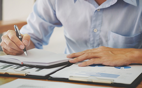 ?？谧怨玖鞒?></p><h3>?？谧怨玖鞒淘斀?/h3><p>在?？谧怨局饕譃閹讉€關鍵步驟，以下是標準流程：</p><p>1. 核名(公司名稱預先核準)</p><p>- 創(chuàng)業(yè)者需提前準備3-5個公司備選名稱。</p><p>- 公司名稱一般格式為【?？?字號+行業(yè)特點+有限公司】，例如“?？谀衬晨萍加邢薰尽?。</p><p>- 在海南政務服務網(wǎng)上提交核名申請，一般1-3個工作日可出結(jié)果。</p><p>2. 提交設立申請</p><p>- 在“海南政務服務一體化平臺”上提交公司設立資料。</p><p>- 所需信息包括法人、股東、監(jiān)事、財務負責人身份證明，以及經(jīng)營范圍、注冊資本、股權(quán)比例等。</p><p>3. 領取營業(yè)執(zhí)照</p><p>- 材料審核無誤后，1-3個工作日即可領取營業(yè)執(zhí)照。</p><p>- 營業(yè)執(zhí)照分為正副本，都是公司合法經(jīng)營的基礎。</p><p>4. 刻章備案</p><p>- 包括公司公章、法人章、財務章、合同章等。</p><p>- 刻章完成后需在公安備案系統(tǒng)進行備案，確保印章合法合規(guī)。</p><p>5. 銀行開戶</p><p>- 公司必須開立基本賬戶，用于資金往來、繳稅及日常業(yè)務結(jié)算。</p><p>- 銀行通常要求法人到場簽字確認。</p><p>6. 稅務登記與申報</p><p>- 營業(yè)執(zhí)照領取后30日內(nèi)需到稅務局辦理稅務登記。</p><p>- 后續(xù)每月需按時記賬報稅，即使沒有業(yè)務發(fā)生，也需零申報。</p><p>7. 社保與公積金開戶(可選)</p><p>- 公司成立后需為員工繳納社保和公積金。</p><p>- 在海口，企業(yè)可通過“海南人社一體化平臺”完成社保開戶。</p><h3>海口注冊公司費用構(gòu)成</h3><p>很多創(chuàng)業(yè)者關心注冊公司要花多少錢。實際上，?？谧怨玖鞒碳百M用主要包括以下幾個方面：</p><p>1. 政府規(guī)費</p><p>- 核名、營業(yè)執(zhí)照、刻章等基本環(huán)節(jié)政府已實行“零收費”政策，大部分環(huán)節(jié)不再收取費用。</p><p>- 少量費用僅體現(xiàn)在印章刻制和材料打印上，一般500-800元即可搞定。</p><p>2. 注冊地址費用</p><p>- 如果創(chuàng)業(yè)者自有辦公場地，可直接作為注冊地址。</p><p>- 若無場地，可選擇園區(qū)或代理機構(gòu)提供的注冊地址，費用在1000-3000元/年不等。</p><p>3. 代理服務費用</p><p>- 為節(jié)省時間和精力，大部分創(chuàng)業(yè)者會選擇代理公司協(xié)助辦理。</p><p>- 在?？冢碜怨举M用大約1000-2000元，具體取決于套餐內(nèi)容。</p><p>4. 代理記賬費用</p><p>- 公司成立后必須建賬報稅。</p><p>- 小規(guī)模納稅人代理記賬費用一般為200-400元/月;一般納稅人則在600-1000元/月。</p><p>5. 其他費用</p><p>- 銀行開戶費：部分銀行收取200-500元。</p><p>- 特殊行業(yè)許可證：如食品經(jīng)營許可證、勞務派遣許可證，可能需額外幾千至上萬元。</p><p>綜合來看，普通創(chuàng)業(yè)者在海口注冊一家有限責任公司，若委托代理機構(gòu)，一年綜合費用約在3000-8000元之間，具體要看業(yè)務規(guī)模與后續(xù)財務服務選擇。<br><img src=