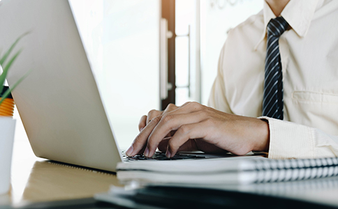 ?？谧怨舅璨牧?></p><h3>海口注冊公司所需材料</h3><p>在?？谧怨荆枰崆皽蕚湟韵轮饕牧?，以確保注冊流程順利：</p><p>1. 公司名稱</p><p>注冊公司首先需要進行公司名稱核準。創(chuàng)業(yè)者應(yīng)提前準備多個備用公司名稱，以防名稱重復(fù)被駁回。名稱核準申請需要填寫《企業(yè)名稱預(yù)先核準申請書》，并提交給?？谑惺袌霰O(jiān)督管理局。</p><p>2. 股東及法定代表人身份證明</p><p>注冊公司時，需提供公司股東和法定代表人的身份證復(fù)印件或掃描件。如果股東為自然人，則提供身份證;如果股東為企業(yè)，則需提供企業(yè)營業(yè)執(zhí)照復(fù)印件及授權(quán)委托書。</p><p>3. 公司注冊地址</p><p>?？谧怨颈仨氂泻戏ǖ慕?jīng)營場所?？梢允亲杂蟹慨a(chǎn)或租賃房產(chǎn)，但需要提供房產(chǎn)證復(fù)印件或租賃合同及房東授權(quán)書。注冊地址是公司登記的重要信息，關(guān)系到后續(xù)營業(yè)執(zhí)照的核發(fā)。</p><p>4. 公司章程</p><p>公司章程是公司內(nèi)部管理和運營的基本規(guī)范文件。章程內(nèi)容包括公司名稱、注冊資本、經(jīng)營范圍、股東結(jié)構(gòu)、利潤分配等。創(chuàng)業(yè)者可根據(jù)模板自行制定，也可請專業(yè)機構(gòu)代寫。</p><p>5. 注冊資本及出資證明</p><p>雖然如今大多數(shù)行業(yè)實行注冊資本認繳制，但在某些特定行業(yè)仍需提供實繳證明。創(chuàng)業(yè)者應(yīng)明確出資比例和出資方式，并在公司章程中體現(xiàn)。</p><p>6. 其他相關(guān)材料</p><p>包括銀行開戶預(yù)先核準通知、股東會決議(如果涉及多股東)、以及特定行業(yè)的許可文件(如餐飲、進出口等行業(yè))。<br><img src=