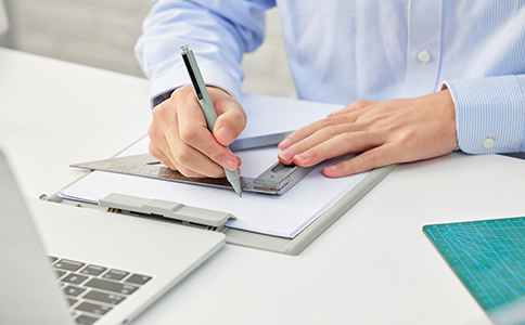 申請(qǐng)注冊(cè)?？诠镜牧鞒?></p><h3>申請(qǐng)注冊(cè)海口公司的流程</h3><p>申請(qǐng)注冊(cè)?？诠局饕譃槲鍌€(gè)核心步驟：核名、提交資料、領(lǐng)取執(zhí)照、刻章備案、稅務(wù)登記。</p><p>1. 公司名稱核準(zhǔn)</p><p>第一步是為公司起名并進(jìn)行核名。申請(qǐng)人可通過“海南省市場(chǎng)監(jiān)督管理局網(wǎng)上服務(wù)平臺(tái)”或“海南政務(wù)服務(wù)網(wǎng)”提交名稱預(yù)先核準(zhǔn)申請(qǐng)。建議準(zhǔn)備3至5個(gè)備選名稱，防止重名導(dǎo)致駁回。核名時(shí)間一般為1個(gè)工作日左右，結(jié)果可在線查詢。</p><p>2. 準(zhǔn)備注冊(cè)資料</p><p>注冊(cè)資料的完整性決定了審批效率。申請(qǐng)注冊(cè)?？诠拘铚?zhǔn)備以下材料：</p><p>- 全體股東及法人的身份證復(fù)印件;</p><p>- 公司章程(可網(wǎng)上下載模板自行修改);</p><p>- 公司注冊(cè)地址使用證明(如租賃合同或產(chǎn)權(quán)證明);</p><p>- 注冊(cè)資本金額及股東出資比例說明;</p><p>- 法人、監(jiān)事、執(zhí)行董事任職文件。</p><p>若無(wú)實(shí)際辦公地址，也可選擇“?？谧?cè)公司地址掛靠”服務(wù)，合法合規(guī)又能節(jié)省成本。</p><p>3. 網(wǎng)上申請(qǐng)與提交資料</p><p>在海南政務(wù)服務(wù)平臺(tái)上完成公司注冊(cè)申請(qǐng)，上傳所有資料，系統(tǒng)將進(jìn)行初步審核。審核通過后，即可生成電子營(yíng)業(yè)執(zhí)照，無(wú)需線下排隊(duì)。電子執(zhí)照具有與紙質(zhì)執(zhí)照同等法律效力。</p><p>4. 刻章備案</p><p>營(yíng)業(yè)執(zhí)照領(lǐng)取后，需要刻制公司印章，包括：公章、財(cái)務(wù)章、法人章、發(fā)票章和合同章。刻章需在公安備案的指定刻章點(diǎn)辦理，通常1個(gè)工作日即可完成。</p><p>5. 稅務(wù)登記與開戶</p><p>公司成立后30日內(nèi)，必須前往海口市稅務(wù)局進(jìn)行稅務(wù)登記，核定稅種、設(shè)置賬簿，并申請(qǐng)發(fā)票。同時(shí)需開設(shè)對(duì)公銀行賬戶，用于公司經(jīng)營(yíng)資金往來(lái)。完成稅務(wù)報(bào)道后，公司即可正式開展經(jīng)營(yíng)活動(dòng)。</p><h3>?？诠咀?cè)的類型與要求</h3><p>申請(qǐng)注冊(cè)?？诠厩埃瑒?chuàng)業(yè)者應(yīng)先確定公司的類型，不同類型公司在注冊(cè)條件上略有差異：</p><p>- 有限責(zé)任公司：最常見的企業(yè)類型，需至少一名股東，可由個(gè)人獨(dú)資或多人合資設(shè)立。注冊(cè)資本可認(rèn)繳，無(wú)需一次性實(shí)繳。</p><p>- 個(gè)人獨(dú)資企業(yè)：適合小規(guī)模個(gè)體經(jīng)營(yíng)，注冊(cè)手續(xù)簡(jiǎn)單，責(zé)任由投資人個(gè)人承擔(dān)。</p><p>- 合伙企業(yè)：由兩個(gè)及以上合伙人共同投資，適合咨詢、設(shè)計(jì)、教育等項(xiàng)目。</p><p>對(duì)于首次創(chuàng)業(yè)者來(lái)說，建議選擇有限責(zé)任公司，不僅風(fēng)險(xiǎn)可控，信譽(yù)度也更高，便于后續(xù)融資和品牌推廣。<br><img src=