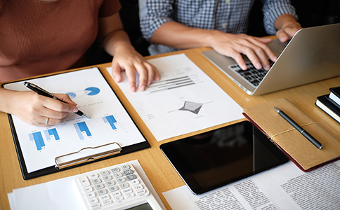 ?？谑泄咀粤鞒?></p><h3>海口市公司注冊流程詳細(xì)步驟</h3><p>第一步：公司名稱核準(zhǔn)</p><p>企業(yè)注冊的第一步是進(jìn)行公司名稱預(yù)先核準(zhǔn)。申請人需準(zhǔn)備3至5個(gè)候選名稱，避免與現(xiàn)有企業(yè)重名。通過“海南省市場監(jiān)督管理局企業(yè)服務(wù)平臺”可線上提交核名申請，一般1-2個(gè)工作日可出結(jié)果。</p><p>第二步：確定注冊信息</p><p>在正式提交注冊前，需要確定公司基本信息，包括：</p><p>- 公司類型(如有限責(zé)任公司、個(gè)體工商戶、外資公司等);</p><p>- 注冊資本(認(rèn)繳制為主，無需實(shí)繳);</p><p>- 法定代表人及股東信息;</p><p>- 經(jīng)營范圍(建議參考?？谑泄ど叹中袠I(yè)目錄填寫);</p><p>- 注冊地址(可選擇真實(shí)辦公地址或海口合規(guī)的虛擬地址)。</p><p>選擇合規(guī)的注冊地址非常重要，若地址不符合法規(guī)要求，可能導(dǎo)致注冊失敗或后續(xù)年檢受限。</p><p>第三步：準(zhǔn)備注冊材料</p><p>注冊所需的主要材料包括：</p><p>1.公司章程;</p><p>2.法人、股東身份證復(fù)印件;</p><p>3.注冊地址使用證明(租賃合同或產(chǎn)權(quán)證);</p><p>4.名稱預(yù)核準(zhǔn)通知書;</p><p>5.代理授權(quán)書(如委托代辦)。</p><p>建議在提交前仔細(xì)核對所有資料，確保簽字齊全、信息一致，以免被駁回。</p><p>第四步：提交工商注冊申請</p><p>資料齊備后，通過海口市政務(wù)服務(wù)中心或海南政務(wù)網(wǎng)提交工商注冊申請。一般情況下，審核時(shí)間為3-5個(gè)工作日。審核通過后，可領(lǐng)取電子或紙質(zhì)營業(yè)執(zhí)照。</p><p>第五步：刻制公司印章</p><p>營業(yè)執(zhí)照領(lǐng)取后，需前往公安備案點(diǎn)刻制公章、財(cái)務(wù)章、法人章及發(fā)票章。正規(guī)刻章機(jī)構(gòu)會出具備案憑證，確保印章合法有效。</p><p>第六步：銀行開戶與稅務(wù)登記</p><p>企業(yè)需在取得執(zhí)照后30日內(nèi)完成銀行基本戶開戶，并向稅務(wù)部門辦理稅務(wù)信息采集、發(fā)票領(lǐng)用及稅種核定。?？谑写蟛糠帚y行支持線上預(yù)約開戶，流程相對便捷。</p><h3>?？谑泄咀粤鞒讨械某Ｒ妴栴}</h3><p>1.無注冊地址能否注冊?</p><p>可以選擇合規(guī)的虛擬地址注冊，海口部分園區(qū)提供免費(fèi)或低成本的注冊地址備案服務(wù)。</p><p>2.注冊周期一般多久?</p><p>一般情況下，從核名到拿到營業(yè)執(zhí)照約需5-7個(gè)工作日，若資料齊全、流程順暢，最快3天可完成。</p><p>3.注冊資本需要實(shí)繳嗎?</p><p>海口實(shí)行認(rèn)繳制，創(chuàng)業(yè)者可根據(jù)實(shí)際情況設(shè)定認(rèn)繳金額與年限，無需立即實(shí)繳。</p><p>4.注冊公司后是否必須記賬報(bào)稅?</p><p>是的，公司成立后無論是否經(jīng)營，都需按時(shí)記賬報(bào)稅，否則會被列入異常名錄甚至吊銷執(zhí)照。<br><img src=