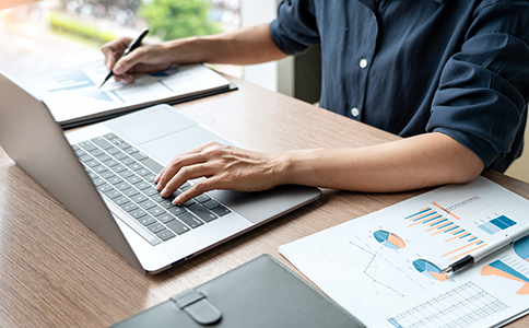 ?？诠煞萦邢薰咀粤鞒?></p><h3>三、?？诠煞萦邢薰咀粤鞒?/h3><p>完成設立條件準備后，企業(yè)可按照以下流程進行注冊操作：</p><p>1. 名稱預先核準</p><p>提交公司名稱申請，建議提前準備3–5個備用名稱，以防重復。名稱需符合“?？?字號+行業(yè)+股份有限公司”規(guī)范。</p><p>2. 編制章程并確定發(fā)起人出資方式</p><p>所有發(fā)起人共同制定公司章程，并明確出資形式(貨幣出資或非貨幣資產(chǎn)出資)。</p><p>3. 銀行開戶與資金驗證(如需)</p><p>若需實繳出資，可在銀行開立臨時賬戶進行驗資。部分行業(yè)仍需提供驗資報告。</p><p>4. 提交設立登記申請</p><p>向海口市市場監(jiān)督管理局提交注冊申請資料，包括：公司章程、發(fā)起人身份證明、注冊地址使用證明、董事會成員信息等。</p><p>5. 領取營業(yè)執(zhí)照</p><p>審核通過后，領取營業(yè)執(zhí)照，企業(yè)即具備法人資格。</p><p>6. 刻章與后續(xù)備案</p><p>包括公章、財務章、法人章、發(fā)票章等，并辦理銀行基本賬戶及稅務登記備案。</p><p>完成上述步驟后，?？诠煞萦邢薰镜脑O立流程即告完成，可正式開展經(jīng)營活動。</p><h3>四、在?？谠O立股份有限公司的優(yōu)勢</h3><p>選擇在?？谠O立股份有限公司，不僅是地域選擇，更是一種戰(zhàn)略布局：</p><p>政策紅利突出：海南自貿(mào)港實施零關稅、低稅率、簡稅制政策，企業(yè)可享受較低的稅收成本。</p><p>融資與資本市場支持：股份制結構便于企業(yè)引入投資機構，為后續(xù)上市或股權融資奠定基礎。</p><p>營商環(huán)境優(yōu)越：?？趯嵭衅髽I(yè)注冊“全程電子化”，3—5個工作日即可完成設立登記。</p><p>行業(yè)發(fā)展機遇廣闊：海南重點扶持旅游、醫(yī)療健康、互聯(lián)網(wǎng)科技、國際貿(mào)易等行業(yè)，為股份公司提供了良好的成長土壤。</p><h3>五、設立海口股份有限公司的注意事項</h3><p>1. 確保章程內(nèi)容合法、條款清晰，避免未來股東糾紛;</p><p>2. 注冊地址必須真實、可查、合規(guī)，切勿使用無備案虛擬地址;</p><p>3. 經(jīng)營范圍應與實際業(yè)務相符，不得隨意擴大或虛填;</p><p>4. 及時辦理稅務登記、銀行賬戶及社保開戶，確保后續(xù)經(jīng)營合規(guī)。</p><p>企業(yè)若對政策條款或資料準備不熟悉，建議委托專業(yè)機構代辦，可有效避免資料駁回、進度延誤等問題。</p><h3>六、總結與專業(yè)建議</h3><p>綜上所述，?？诠煞萦邢薰镜脑O立條件包括股東人數(shù)、注冊資本、章程制度、注冊地址及高管任命等多個方面。通過科學規(guī)劃和合理設計，公司可順利完成注冊并享受海南自貿(mào)港的多項優(yōu)惠政策。</p><p>海口股份有限公司的設立不僅是企業(yè)合法化的第一步，更是未來發(fā)展壯大的基礎。對于初創(chuàng)企業(yè)來說，合理選擇注冊方案、優(yōu)化股權結構、規(guī)范經(jīng)營管理尤為關鍵。</p><p>如果您想進一步了解?？诠煞萦邢薰镜脑O立條件、注冊流程及相關政策，歡迎隨時咨詢?？阢茣媽I(yè)顧問。泓灼會計可為您提供從注冊、財務記賬到企業(yè)合規(guī)管理的一站式服務，讓創(chuàng)業(yè)更輕松，經(jīng)營更穩(wěn)健。</p><div   id=