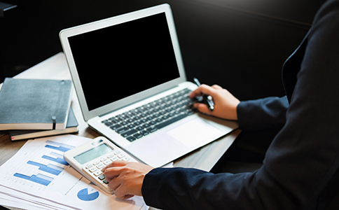 ?？诠咀粤鞒淘斀?></p><h3>一、?？诠咀粤鞒淘斀?/h3><p>1. 核準公司名稱</p><p>注冊公司的第一步是核名。創(chuàng)業(yè)者需提前準備3—5個公司名稱備選，登錄?？谑袌霰O(jiān)督管理局官網(wǎng)或政務服務平臺提交核名申請。名稱中需符合行業(yè)規(guī)范，避免與現(xiàn)有企業(yè)重名。</p><p>核名通過后，會獲得《名稱預先核準通知書》，這是進行下一步注冊的前提。</p><p>2. 提交注冊資料</p><p>核名成功后，申請人需要在線提交公司設(shè)立申請。提交的內(nèi)容包括股東、法人、監(jiān)事等基本信息，并上傳所需文件掃描件。系統(tǒng)審核通過后，即可進入設(shè)立審批階段。</p><p>這一環(huán)節(jié)對材料的完整性和準確性要求極高，稍有疏漏就可能導致退回重填，因此建議委托專業(yè)機構(gòu)如?？阢茣媴f(xié)助辦理，可節(jié)省大量時間。</p><p>3. 辦理營業(yè)執(zhí)照</p><p>資料審核通過后，創(chuàng)業(yè)者可在線領(lǐng)取電子營業(yè)執(zhí)照，也可以前往海口市政務服務中心窗口領(lǐng)取紙質(zhì)版執(zhí)照。</p><p>一般情況下，?？诠咀粤鞒套再Y料提交到拿到執(zhí)照約需3—5個工作日(具體視行業(yè)類型和材料情況而定)。</p><p>4. 刻章備案</p><p>營業(yè)執(zhí)照領(lǐng)取后，需要到公安機關(guān)備案刻制公司公章、財務章、法人章等印章。海口目前支持“一站式”刻章服務，方便快捷。</p><p>印章備案完成后，公司才能在銀行開戶、簽訂合同、報稅申報等環(huán)節(jié)中合法使用。</p><p>5. 銀行開戶與稅務登記</p><p>注冊完成后，應盡快在?？诋?shù)劂y行開設(shè)對公賬戶。開戶時需攜帶營業(yè)執(zhí)照、公章、法人身份證等材料。</p><p>銀行開戶成功后，企業(yè)還需到稅務部門進行稅務登記，并開通電子稅務系統(tǒng)賬號，以便后續(xù)報稅與發(fā)票開具。</p><h3>二、海口公司注冊所需材料清單</h3><p>1. 法定代表人及股東身份證明</p><p>法人、股東及監(jiān)事的身份證原件和復印件是必備材料。如果是外地股東，可提供掃描件或電子簽名。</p><p>2. 公司名稱預核準通知書</p><p>這是核名階段通過后由市場監(jiān)督管理局出具的正式憑證，注冊時必須上傳。</p><p>3. 公司章程</p><p>章程需明確公司經(jīng)營范圍、股權(quán)比例、組織架構(gòu)及利潤分配方案。可使用政府提供的模板，也可由代辦機構(gòu)代為撰寫。</p><p>4. 注冊地址證明</p><p>企業(yè)必須提供合法、可商用的注冊地址。若無實際辦公場所，可選擇?？阢茣嬏峁┑暮弦?guī)虛擬地址服務，確保工商核查無憂。</p><p>5. 股東出資信息</p><p>需說明各股東出資比例、認繳金額及期限。?？趯嵭姓J繳制，一般不需實繳資本，但仍建議合理規(guī)劃，以增強公司信用。</p><p>6. 其他補充材料</p><p>如公司設(shè)立申請書、委托代理人授權(quán)書、承諾書等，具體依據(jù)行業(yè)類型或特殊審批項目要求而定。<br><img src=