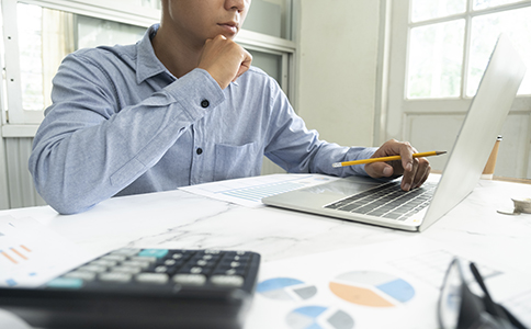 ?？诠咀兏缘刂?></p><h3>?？诠咀兏缘刂返幕靖拍钆c重要性</h3><p>在企業(yè)運(yùn)營過程中，隨著業(yè)務(wù)發(fā)展、辦公場地調(diào)整或政策變化，公司可能需要遷移辦公地點(diǎn)。這時(shí)，?？诠咀兏缘刂肪统蔀橐豁?xiàng)必須依法辦理的重要工商變更事項(xiàng)。注冊地址是企業(yè)在工商登記中登記的法律住所，關(guān)系到公司主體資格的有效性及后續(xù)的稅務(wù)、銀行、社保等多項(xiàng)業(yè)務(wù)。如果企業(yè)實(shí)際經(jīng)營地址與登記地址不一致，可能會被列入異常經(jīng)營名錄，甚至影響企業(yè)信用。因此，及時(shí)完成?？诠咀兏缘刂肥掷m(xù)，是企業(yè)合規(guī)經(jīng)營的關(guān)鍵步驟。</p><h3>?？诠咀兏缘刂返倪m用情形</h3><p>企業(yè)需要辦理海口公司變更注冊地址，常見的幾種情況包括：</p><p>1. 公司租賃辦公場地到期或搬遷至新地址;</p><p>2. 企業(yè)擴(kuò)大規(guī)模，需在更適合經(jīng)營的區(qū)域辦公;</p><p>3. 企業(yè)跨區(qū)遷移(如從?？邶埲A區(qū)變更至美蘭區(qū)或瓊山區(qū));</p><p>4. 政策扶持調(diào)整或注冊地園區(qū)資源變化;</p><p>5. 注冊地址原為孵化器或虛擬地址，現(xiàn)需遷入自有辦公場所。</p><p>無論哪種情況，只要公司實(shí)際經(jīng)營地點(diǎn)發(fā)生變化，都應(yīng)盡快到市場監(jiān)督管理局(工商局)申請變更注冊地址備案。</p><h3>?？诠咀兏缘刂返霓k理流程</h3><p>1. 核實(shí)新地址的合規(guī)性</p><p>在變更前，企業(yè)需確保新注冊地址符合?？谑袌霰O(jiān)管局的要求。例如，注冊地址應(yīng)為合法商用物業(yè)或具有可用于登記的合規(guī)憑證。如果使用園區(qū)提供的地址或虛擬地址，還需確保其擁有備案資質(zhì)。</p><p>2. 準(zhǔn)備所需材料</p><p>企業(yè)辦理?？诠咀兏缘刂窌r(shí)，通常需要準(zhǔn)備以下材料：</p><p>- 公司營業(yè)執(zhí)照正副本原件;</p><p>- 全體股東簽署的《公司變更登記申請書》;</p><p>- 公司章程修正案(需載明變更后的注冊地址);</p><p>- 股東會決議或董事會決議;</p><p>- 新注冊地址的房屋租賃合同或產(chǎn)權(quán)證明;</p><p>- 法人身份證復(fù)印件;</p><p>- 公章。</p><p>若跨區(qū)遷移，還需提供新舊區(qū)市場監(jiān)管局之間的遷移核準(zhǔn)證明。</p><p>3. 向工商局提交變更申請</p><p>材料準(zhǔn)備齊全后，企業(yè)可通過“海南政務(wù)服務(wù)網(wǎng)”或前往?？谑袌霰O(jiān)督管理局窗口提交申請。審核無誤后，工商局將核發(fā)變更后的營業(yè)執(zhí)照。一般審核周期為3–5個(gè)工作日。</p><p>4. 稅務(wù)變更同步辦理</p><p>注冊地址變更完成后，企業(yè)還需同步前往主管稅務(wù)局進(jìn)行變更備案。若跨區(qū)遷移，應(yīng)先在原稅務(wù)局進(jìn)行注銷遷出，再至新轄區(qū)稅務(wù)局辦理遷入手續(xù)。否則可能導(dǎo)致發(fā)票無法開具或稅務(wù)系統(tǒng)異常。</p><p>5. 銀行、社保、公積金等后續(xù)變更</p><p>完成工商、稅務(wù)變更后，企業(yè)還需及時(shí)更新銀行賬戶信息、社保賬戶及公積金賬戶地址，確保各系統(tǒng)信息一致，避免后續(xù)業(yè)務(wù)辦理受阻。<br><img src=