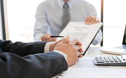 ?？诼糜喂咀圆牧?></p><h3>一、海口旅游公司注冊材料簡介</h3><p>?？诼糜喂咀孕枰獪蕚涞牟牧舷鄬ν晟疲劝ㄆ髽I(yè)基本資料，也涉及旅游行業(yè)的專項資質。常見的海口旅游公司注冊材料主要包括以下幾類：</p><p>1. 公司基本信息</p><p>需要確定公司名稱(建議準備3-5個備選名稱以防重名)、注冊資本、經營范圍、注冊地址、法人及股東信息等。經營范圍中需明確“國內旅游業(yè)務”、“入境旅游業(yè)務”或“出境旅游業(yè)務”等描述。</p><p>2. 股東及法人身份證明</p><p>所有股東和法定代表人都需提供身份證原件及復印件;如為外籍股東，則需提供護照及公證文件。</p><p>3. 公司章程與股權結構說明</p><p>公司章程需明確股東權責比例、利潤分配方式及公司治理結構，這一材料是注冊審批的重要依據。</p><p>4. 注冊地址使用證明</p><p>海口旅游公司注冊時必須提供合法的辦公場所地址。若使用孵化器地址或虛擬地址，則需確保具備合法備案資質。</p><p>5. 經營范圍與行業(yè)資質申報材料</p><p>若公司計劃從事旅行社業(yè)務，還需提交《旅行社業(yè)務經營許可證》申請資料，包括旅游從業(yè)人員資格證明、安全制度文件等。</p><p>這些材料構成了?？诼糜喂咀圆牧系闹黧w部分，是順利辦理營業(yè)執(zhí)照的前提。</p><h3>二、?？诼糜喂咀粤鞒淘斀?/h3><p>在準備好相關材料后，注冊?？诼糜喂就ǔＰ枰涍^以下流程：</p><p>1. 公司名稱核準</p><p>通過海南省市場監(jiān)督管理局網站提交核名申請，核準后會獲得《企業(yè)名稱預先核準通知書》。</p><p>2. 提交注冊材料</p><p>將整理好的?？诼糜喂咀圆牧仙蟼髦梁？谑袌霰O(jiān)督管理局網上辦事系統(tǒng)，包括身份證明、章程、地址證明、經營范圍說明等。</p><p>3. 工商部門審核</p><p>工商部門會對提交的材料進行形式審查，一般3個工作日內完成。若材料規(guī)范，將進入發(fā)照環(huán)節(jié);若存在問題，需補正。</p><p>4. 領取營業(yè)執(zhí)照</p><p>審核通過后即可領取《營業(yè)執(zhí)照》。此時企業(yè)正式具備法人資格，可進行后續(xù)稅務備案、銀行開戶等事項。</p><p>5. 行業(yè)資質辦理</p><p>對于從事旅游接待、出境游等業(yè)務的公司，還需向文化和旅游部門申請相關經營許可。</p><p>整個流程一般在5—10個工作日內完成，若材料齊全，注冊效率會更高。<br><img src=