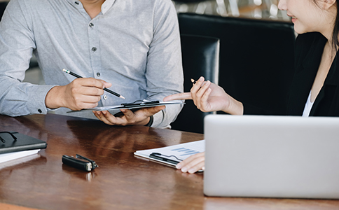 ?？谟邢薰咀兏ㄈ说牧鞒?></p><h3>海口有限公司變更法人的流程</h3><p>要解決“?？谟邢薰驹趺醋兏ㄈ恕钡暮诵膯栴}，必須從變更條件、材料要求以及實際操作流程出發(fā)。</p><p>首先，?？谟邢薰驹谧兏ㄈ饲?，需要確認公司已完成年度報告、無工商異常、無稅務(wù)風(fēng)險或逾期申報情況。如果企業(yè)存在異常，系統(tǒng)可能無法正常提交變更申請。因此，正式變更前應(yīng)先排查公司狀態(tài)，必要時可先申請解除異常。</p><p>接著是材料準(zhǔn)備。在?？谵k理法人變更，一般需要準(zhǔn)備：</p><p>1. 新舊法人的身份證照片或掃描件;</p><p>2. 公司營業(yè)執(zhí)照正副本;</p><p>3. 公司章程修正案或股東會決議，明確同意變更法人;</p><p>4. 任命文件，列明新法人信息;</p><p>5. 公司公章;</p><p>6. 若涉及股權(quán)調(diào)整，還需提供股權(quán)變更材料。</p><p>然后進入實際流程。?？谟邢薰痉ㄈ俗兏ǔ７譃橐韵虏襟E：</p><p>第一步：在海南政務(wù)服務(wù)平臺或工商系統(tǒng)提交變更申請。</p><p>企業(yè)經(jīng)辦人需登錄系統(tǒng)，選擇“變更法人”事項，如實填寫新法人信息并上傳相關(guān)資料。審核通過后會收到在線簽名通知。</p><p>第二步：新舊法人完成在線簽名確認。</p><p>?？趯嵭腥鞒屉娮踊?，因此法人變更無需現(xiàn)場辦理，只需新舊法人在手機上完成簽名即可。</p><p>第三步：領(lǐng)取變更后的營業(yè)執(zhí)照。</p><p>審核完成后，營業(yè)執(zhí)照法人代表欄會被更新。?？诳蛇x擇線下領(lǐng)取或郵寄送達。</p><p>第四步：同步辦理銀行變更。</p><p>變更法人后，銀行賬戶的法人信息必須同步更新，否則可能影響公司賬戶收款、付款等功能。</p><p>第五步：辦理稅務(wù)系統(tǒng)法人變更。</p><p>稅務(wù)通常與工商同步自動更新，但部分情況下需要通過電子稅務(wù)局提交變更確認。</p><p>在整個辦理過程中，“?？谟邢薰驹趺醋兏ㄈ恕钡年P(guān)鍵在于材料齊全、信息準(zhǔn)確，并確保新舊法人均配合簽名，否則可能造成變更延誤。<br><img src=