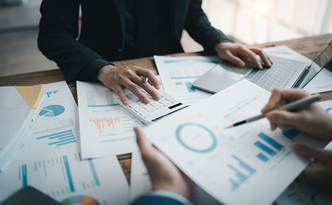 ?？谖锪鞴咀运璨牧?></p><p>辦理流程如下：</p><p>第一步：名稱核準</p><p>申請人提交多個公司名稱，由?？诠ど滩块T進行審核。一般 1–2 個工作日即可完成審核。</p><p>第二步：準備并提交注冊材料</p><p>符合“海口物流公司注冊條件”的申請人按照要求準備材料，通過線上系統(tǒng)或線下窗口提交。</p><p>第三步：領取營業(yè)執(zhí)照</p><p>通過審核后，工商部門將核發(fā)營業(yè)執(zhí)照，這意味著公司正式成立。</p><p>第四步：刻章備案</p><p>包括公章、財務章、合同章、法人章等，是公司日常經(jīng)營的重要憑證。</p><p>第五步：銀行開戶</p><p>根據(jù)銀行的要求提供資料，完成基本戶開戶申請。</p><p>第六步：稅務登記與申報</p><p>公司成立后需在規(guī)定時間內(nèi)進行稅務登記，并按照稅種要求申報納稅。</p><p>第七步：申請相關行業(yè)許可(如涉及運輸業(yè)務)</p><p>如開展道路貨物運輸業(yè)務，還需進行道路運輸許可證辦理。</p><p>這一系列流程看似繁瑣，但只要掌握?？谖锪鞴咀詶l件并提前準備，注冊過程并不復雜。</p><h3>?？谖锪鞴咀缘淖⒁馐马椗c合規(guī)要點</h3><p>為了確保物流公司的順利運營，創(chuàng)業(yè)者在注冊前后還需注意以下事項：</p><p>首先，在選擇經(jīng)營范圍時必須嚴格遵循行業(yè)規(guī)范，部分運輸業(yè)務需提前規(guī)劃資質(zhì)申請，否則可能影響公司后期經(jīng)營。</p><p>其次，注冊地址需要保持有效性，若企業(yè)因業(yè)務發(fā)展需要變更辦公地點，應及時辦理變更手續(xù)，否則可能導致工商、稅務異常。</p><p>再次，涉及倉儲、運輸、配送等業(yè)務的企業(yè)，需要嚴格遵守安全管理要求，建立內(nèi)部安全標準，確保符合國家和地方規(guī)定。</p><p>最后，合規(guī)記賬報稅至關重要，新成立的物流企業(yè)往往存在稅務處理不規(guī)范的情況，可能導致風險。因此，選擇專業(yè)機構(gòu)協(xié)助辦理可有效避免隱患。</p><h3>總結(jié)</h3><p>通過以上內(nèi)容，我們系統(tǒng)介紹了?？谖锪鞴咀詶l件、申報材料、辦理流程以及注意事項。從創(chuàng)業(yè)者籌備階段到實際注冊，再到后期的合規(guī)經(jīng)營，每一步都與成功運營息息相關。了解?？谖锪鞴咀詶l件，不僅能提高注冊效率，也能幫助企業(yè)更快進入穩(wěn)定經(jīng)營階段。</p><p>如您在“?？谖锪鞴咀詶l件”、流程操作、材料準備或后續(xù)財稅代理方面有任何疑問，歡迎隨時咨詢?？阢茣?，我們將為您提供專業(yè)、高效的一站式服務。</p><div   id=