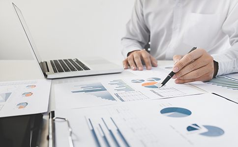 ?？诜止咀运璨牧?></p><h3>海口分公司注冊所需材料</h3><p>在?？诜止咀赃^程中，準備齊全材料可以顯著提升審批效率，也有助于避免因資料不全而反復修改、延誤時間。一般情況下，企業(yè)需要準備以下材料：</p><p>首先是母公司主體材料，包括營業(yè)執(zhí)照正副本復印件、公司章程、法定代表人身份證復印件、母公司出具的設立分公司的決議或董事會決議。所有材料需加蓋公司公章，確保真實性。</p><p>其次是分公司負責人的身份證件。根據(jù)?？诜止咀砸螅撠熑诵栌赡腹臼跈?，身份證明需清晰有效，同時需提供負責人任職文件。</p><p>第三是經(jīng)營場所使用證明。無論分公司是否獨立經(jīng)營，都需提供合法穩(wěn)定的經(jīng)營地址，常見形式包括租賃合同、備案證明、房產(chǎn)證復印件等。海口部分區(qū)域支持集中辦公區(qū)地址，也可以選擇專業(yè)機構提供合規(guī)地址服務。</p><p>此外，還需準備經(jīng)營范圍說明。海口分公司注冊的經(jīng)營范圍一般與母公司保持一致，如需變更或新增，需要遵守相關行業(yè)規(guī)定，避免超過母公司范圍導致審核不通過。</p><p>若涉及許可類行業(yè)，例如醫(yī)療器械、食品經(jīng)營、道路運輸?shù)?，還需提前了解辦理時間及資質(zhì)要求。許可類行業(yè)的分公司需要在營業(yè)執(zhí)照辦理后再進行專項許可申請，整體周期會比普通行業(yè)更長。</p><h3>辦理?？诜止咀缘淖⒁馐马?/h3><p>企業(yè)在推進海口分公司注冊時，需要關注一些關鍵點，以確保申請順利進行。</p><p>首先，地址必須真實有效。?？谙嚓P工商部門對地址合規(guī)性較為嚴格，虛假地址可能導致駁回申請，甚至影響后續(xù)稅務事項。因此，應確保租賃合同和產(chǎn)權證明匹配，建議選擇政策支持區(qū)域或?qū)I(yè)機構提供備案地址。</p><p>其次，經(jīng)營范圍不能隨意改變。分公司屬于母公司的延伸，經(jīng)營范圍應基本一致。若母公司經(jīng)營范圍較小，分公司想拓展業(yè)務，建議先辦理母公司經(jīng)營范圍變更，再進行分公司設立申請。</p><p>此外，注意分公司性質(zhì)不具備獨立法人資格。海口分公司注冊完成后，其所有民事責任仍由母公司承擔，包括合同責任、經(jīng)營風險等。因此，母公司在任命負責人時需明確職責和權限。</p><p>還有一個常見注意點是稅務管理要求。雖然分公司屬于母公司架構，但其在?？陂_展經(jīng)營后，部分稅種需獨立申報。因此應盡早處理稅務登記事項，確保財務流程順暢。</p><h3>總結</h3><p>通過以上內(nèi)容可以看出，?？诜止咀缘牧鞒贪Q規(guī)范、決議文件準備、申請?zhí)峤?、領取執(zhí)照及后續(xù)備案等步驟;在材料準備方面，則需提供母公司主體文件、負責人資料、經(jīng)營場所證明等。對于計劃在?？谕卣箻I(yè)務的企業(yè)而言，提前了解相關政策，有序準備資料，將大大提升注冊效率。若對流程不熟悉或需要專業(yè)協(xié)助，推薦隨時咨詢海口泓灼會計，獲取海口分公司注冊全流程指導，更快速、更省心地完成企業(yè)落地。</p><div   id=