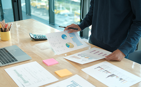 ?？谧允称饭舅璨牧?></p><h3>海口注冊食品公司所需材料與步驟說明</h3><p>在了解?？谧允称饭拘枰裁礂l件之后，注冊過程中還需要準備具體資料并按流程操作。</p><p>一、?？谑称饭咀运杌静牧?/p><p>1. 企業(yè)名稱(3–5個備選)</p><p>2. 股東身份證信息</p><p>3. 法人、監(jiān)事、財務(wù)負責人的信息</p><p>4. 注冊資本及股權(quán)分配比例</p><p>5. 公司注冊地址相關(guān)證明</p><p>6. 經(jīng)營范圍描述</p><p>7. 章程、設(shè)立申請書等工商注冊材料</p><p>二、食品經(jīng)營許可證審批所需材料</p><p>1. 營業(yè)執(zhí)照</p><p>2. 場地平面布局圖</p><p>3. 場地使用證明(租賃合同或產(chǎn)權(quán)證)</p><p>4. 食品安全管理制度文本</p><p>5. 食品安全管理人員培訓(xùn)證明</p><p>6. 必要時需提供倉儲設(shè)施照片、設(shè)備清單</p><p>食品經(jīng)營許可證是食品企業(yè)的必備資質(zhì)，也是海口注冊食品公司需要什么條件議題中的最后一步審批關(guān)卡。</p><p>三、?？谧允称饭巨k理流程</p><p>1. 核名：提交企業(yè)名稱進行工商審核。</p><p>2. 準備設(shè)立資料：根據(jù)公司情況準備股東、經(jīng)營范圍、地址等資料。</p><p>3. 提交注冊申請：通過海口工商登記系統(tǒng)提交材料。</p><p>4. 領(lǐng)取營業(yè)執(zhí)照：審核通過后領(lǐng)取營業(yè)執(zhí)照。</p><p>5. 刻章備案：公章、財務(wù)章、法人章。</p><p>6. 辦理食品經(jīng)營許可證：根據(jù)經(jīng)營業(yè)務(wù)申請相應(yīng)類別的食品許可。</p><p>7. 銀行開戶與稅務(wù)報道：完成后即可正常經(jīng)營。</p><p>整個流程中，食品經(jīng)營許可證通常是耗時較長的部分，因此建議提前準備資料。</p><h3>?？谧允称饭咀⒁馐马椗c常見問題</h3><p>在辦理相關(guān)手續(xù)時，想要順利通過食品經(jīng)營許可審批，需要特別注意以下幾點：</p><p>1. 場地照片和布局必須真實有效</p><p>審批人員會根據(jù)照片判斷場地是否符合食品存儲要求，因此拍攝需規(guī)范清晰。</p><p>2. 經(jīng)營范圍不能寫錯</p><p>經(jīng)營范圍不匹配會導(dǎo)致食品經(jīng)營許可證無法辦理。</p><p>3. 地址必須可實地核驗</p><p>若審批部門進行現(xiàn)場檢查，需確保場地實際存在且符合要求。</p><p>4. 注冊資本無需盲目填寫過大</p><p>食品公司一般采用認繳制，可根據(jù)業(yè)務(wù)規(guī)模合理填寫。</p><p>5. 資料提交需完整準確</p><p>尤其是食品安全制度文件與責任人信息。</p><p>掌握這些要點，可以有效減少注冊過程中被駁回的風險。</p><h3>總結(jié)</h3><p>綜上所述，要想順利開辦食品企業(yè)，必須搞清楚海口注冊食品公司需要什么條件，包括合法主體、規(guī)范注冊地址、合適經(jīng)營范圍、食品經(jīng)營許可證條件、完整注冊材料等。只有提前了解這些要求，準備好相關(guān)資料，才能讓注冊過程更加順利高效。</p><p>如果你在注冊食品公司、準備食品經(jīng)營許可證、填寫資料或選擇注冊地址方面仍有困惑，歡迎隨時咨詢海口泓灼會計。專業(yè)團隊可為你提供從注冊到許可全流程的一站式協(xié)助，幫助你更快拿證、安心經(jīng)營。</p><div   id=