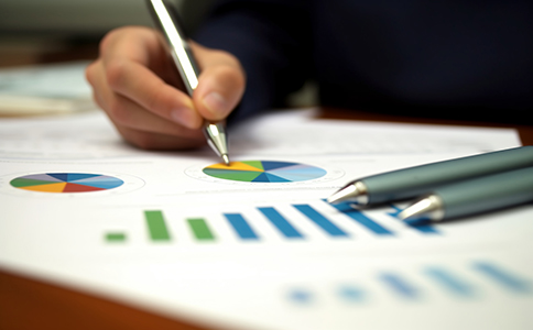 ?？诠咀运璨牧?></p><h3>?？诠咀运璨牧?/h3><p>在滿足海口公司注冊的條件后，還需準(zhǔn)備齊全的材料，具體包括：</p><p>1. 公司名稱(3–5個備選)</p><p>2. 股東、法定代表人身份證件復(fù)印件</p><p>3. 公司章程(需按照工商部門要求編寫)</p><p>4. 注冊地址使用證明(租賃合同或園區(qū)出具的地址證明)</p><p>5. 經(jīng)營范圍描述</p><p>6. 股權(quán)分配方案</p><p>7. 聯(lián)系人及聯(lián)系電話</p><p>8. 若涉及特殊行業(yè)，還需提供相關(guān)資質(zhì)證明、許可文件</p><p>此外，有限責(zé)任公司、個人獨資企業(yè)、分公司等注冊主體在材料上有所不同。例如：</p><p>個人獨資企業(yè)無需提交公司章程;</p><p>分公司需提供總公司的營業(yè)執(zhí)照及章程復(fù)印件;</p><p>外資企業(yè)需提供經(jīng)過認(rèn)證的境外主體身份證明文件。</p><p>資料準(zhǔn)備是否完整，將直接影響注冊速度，建議在遞交前進行專業(yè)審核。</p><h3>總結(jié)</h3><p>通過以上內(nèi)容可以看出，要滿足?？诠咀缘臈l件，創(chuàng)業(yè)者不僅需要具備合法的設(shè)立主體，還需準(zhǔn)備真實有效的注冊地址、合理的經(jīng)營范圍、符合規(guī)定的注冊資本結(jié)構(gòu)，并確保公司管理人員資格合法。同時，?？谧鳛樽再Q(mào)港重點發(fā)展城市，部分行業(yè)還會涉及特有的政策要求與審批流程。因此，在正式辦理注冊前充分了解條件，將極大提升注冊效率。</p><p>如果您在了解海口公司注冊條件、準(zhǔn)備材料、地址選擇、注冊流程或費用規(guī)劃等方面仍有疑問，建議隨時咨詢?？阢茣?。作為專業(yè)的工商服務(wù)機構(gòu)，?？阢茣嬆軌驗槟峁暮嗣⒆缘胶罄m(xù)代理記賬的一站式服務(wù)，讓公司落地更輕松、更高效。</p><div   id=