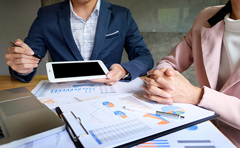 ?？谧杂邢薰镜牧鞒?></p><h3>?？谧杂邢薰镜牧鞒?詳細(xì)介紹)</h3><p>要順利完成一家有限責(zé)任公司注冊，通常需要按步驟推進(jìn)。以下流程適用于大多數(shù)行業(yè)的有限公司設(shè)立。</p><p>1. 企業(yè)名稱預(yù)先核準(zhǔn)(核名)</p><p>?？谧杂邢薰镜牧鞒痰谝徊骄褪瞧髽I(yè)核名。創(chuàng)業(yè)者需提前準(zhǔn)備3–5個備選名稱，按照“海南省+字號+行業(yè)表述+有限公司”的規(guī)則進(jìn)行組合。提交申請后，市場監(jiān)管局通常在1–2個工作日內(nèi)反饋審核結(jié)果。</p><p>成功核名后將獲得《名稱預(yù)先核準(zhǔn)通知書》，這是后續(xù)提交注冊申請的重要依據(jù)。</p><p>2. 準(zhǔn)備注冊材料并提交工商設(shè)立申請</p><p>在完成核名后，需準(zhǔn)備公司章程、股東身份證件、法定代表人信息、注冊地址材料等文件。?？谧杂邢薰镜牧鞒讨校@一步是審核最嚴(yán)格的環(huán)節(jié)之一，材料必須填寫規(guī)范、內(nèi)容準(zhǔn)確。</p><p>創(chuàng)業(yè)者可登錄海南省政務(wù)服務(wù)平臺提交電子材料，也可前往線下窗口遞交。審核周期一般為3–5個工作日。</p><p>3. 取得營業(yè)執(zhí)照</p><p>工商審核通過后，將頒發(fā)《營業(yè)執(zhí)照》，公司自此成立。營業(yè)執(zhí)照包含公司名稱、統(tǒng)一社會信用代碼、經(jīng)營范圍、注冊資本等核心信息，是企業(yè)合法運(yùn)營的基本憑證。</p><p>4. 刻章備案</p><p>獲得營業(yè)執(zhí)照后，需要刻制公章、財務(wù)章、法人章、合同章等常用印章。?？趯?shí)行公安系統(tǒng)聯(lián)網(wǎng)刻章，新公司刻章需到備案點(diǎn)辦理，備案后印章方可正式使用。</p><p>刻章時間一般為1個工作日左右。</p><p>5. 銀行基本戶開立</p><p>?？谧杂邢薰镜牧鞒讨?，銀行開戶是非常關(guān)鍵的一步。企業(yè)需要攜帶營業(yè)執(zhí)照、公章、法人身份證件等資料到銀行辦理開戶手續(xù)。不同銀行要求略有差別，一般需進(jìn)行面簽及背景真實(shí)性審查。</p><p>開戶周期約為3–7個工作日。</p><p>6. 開始日常經(jīng)營后的后續(xù)事項</p><p>雖然公司注冊完成，但要順利開展運(yùn)營，還需及時了解后續(xù)的合規(guī)要求，例如：</p><p>- 辦理相關(guān)行業(yè)許可(如食品經(jīng)營、醫(yī)療器械等行業(yè))。</p><p>- 按照行業(yè)規(guī)范建立財務(wù)制度、合同管理制度等。</p><p>完整掌握海口注冊有限公司的流程，有助于企業(yè)高效開展經(jīng)營活動。<br><img src=