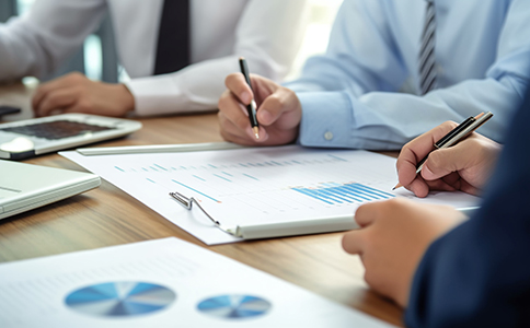 ?？谧噪娮由虅展玖鞒?></p><h3>海口注冊電子商務公司流程詳解</h3><p>1、公司名稱核準</p><p>在正式辦理注冊前，需要先進行公司名稱核準。創(chuàng)業(yè)者應準備多個備選名稱，名稱中通常需體現(xiàn)“電子商務”或相關經(jīng)營屬性，以提高通過率。核名通過后，才能進入下一步流程。</p><p>2、準備并提交注冊材料</p><p>核名完成后，需要準備包括股東信息、注冊地址、經(jīng)營范圍、公司章程等在內(nèi)的相關材料。電子商務公司在經(jīng)營范圍中應合理表述線上銷售、互聯(lián)網(wǎng)信息服務等內(nèi)容，確保與后續(xù)業(yè)務匹配。</p><p>3、領取營業(yè)執(zhí)照并完成備案</p><p>材料審核通過后，即可領取營業(yè)執(zhí)照。隨后還需按要求完成刻章、銀行開戶及相關備案事項，至此，公司主體設立基本完成。整體來看，熟悉海口注冊電子商務公司流程及費用，有助于減少反復修改材料帶來的時間成本。</p><h3>?？谧噪娮由虅展举M用構成分析</h3><p>1、基礎行政費用</p><p>在?？谧噪娮由虅展具^程中，部分環(huán)節(jié)會涉及必要的行政性支出，如刻章、開戶等。這類費用相對固定，是注冊階段的基礎成本。</p><p>2、注冊地址相關費用</p><p>若創(chuàng)業(yè)者暫未具備符合要求的實際辦公地址，通常會選擇合規(guī)的注冊地址服務。不同區(qū)域、不同類型地址，費用存在一定差異，也是影響?？谧噪娮由虅展玖鞒碳百M用的重要因素之一。</p><p>3、代理服務費用</p><p>對于不熟悉流程或希望節(jié)省時間的創(chuàng)業(yè)者而言，選擇專業(yè)機構代辦是常見做法。代理費用通常與服務內(nèi)容、辦理效率相關，但能夠有效降低因操作不當產(chǎn)生的風險。<br><img src=