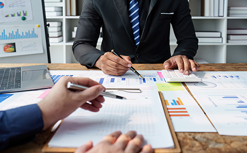 ?？谛畔⒆稍児咀运璨牧?></p><h3>?？谛畔⒆稍児咀运璨牧?/h3><p>在實際操作中，“?？谛畔⒆稍児驹趺醋浴弊钊菀卓ㄔ诓牧蠝蕚潆A段。通常需要準備以下資料：</p><p>公司法定代表人及股東身份證明;</p><p>公司章程;</p><p>公司注冊地址證明材料;</p><p>公司名稱預先核準信息;</p><p>設立登記申請書等。</p><p>需要注意的是，注冊地址證明和公司章程往往是審核重點，一旦填寫不規(guī)范，就可能導致駁回或反復修改。因此，在準備材料時一定要做到真實、完整、合規(guī)。</p><h3>?？谛畔⒆稍児咀再M用及注意事項</h3><p>不少創(chuàng)業(yè)者在搜索海口信息咨詢公司怎么注冊時，也非常關心費用問題。一般來說，自行注冊的官方行政費用較低，主要支出集中在刻章、開戶等環(huán)節(jié)。如果選擇專業(yè)機構代辦，還會產生一定服務費用，但可以顯著節(jié)省時間成本。</p><p>此外，還有幾個常見注意事項需要重點關注：</p><p>一是經營范圍不要隨意照搬模板，要結合自身業(yè)務規(guī)劃;</p><p>二是注冊地址務必真實有效，避免后期異常;</p><p>三是公司成立后要按時進行稅務申報，即使暫未經營也不能忽視。</p><p>這些細節(jié)往往決定了注冊后的長期合規(guī)性，也是很多人忽略卻非常關鍵的部分。</p><h3>總結</h3><p>綜合來看，?？谛畔⒆稍児驹趺醋圆⒉粡碗s，但涉及的環(huán)節(jié)多、專業(yè)性強，從核名、材料準備到稅務合規(guī)，每一步都需要謹慎對待。對于初次創(chuàng)業(yè)或時間精力有限的企業(yè)主來說，選擇專業(yè)人士協助往往更加高效、省心。</p><p>如果你在?？谧孕畔⒆稍児具^程中，對流程不熟悉、材料把握不準，或希望一次性合規(guī)落地，建議隨時咨詢海口泓灼會計。?？阢茣嬁商峁┕咀?、工商變更、代理記賬等一站式服務，幫助你少走彎路，更專注于業(yè)務發(fā)展。</p><div   id=