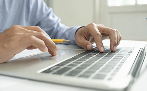 選擇?？诖韴蠖惞镜淖⒁馐马?></p><h3>選擇?？诖韴蠖惞镜淖⒁馐马?/h3><p>在關(guān)注海口代理報稅一個月多少錢的同時，選擇合適的代理機構(gòu)同樣關(guān)鍵。</p><p>一、不要只看價格高低</p><p>過低的價格往往意味著服務(wù)縮水，后期一旦出現(xiàn)問題，企業(yè)承擔(dān)的風(fēng)險和成本反而更高。</p><p>二、確認服務(wù)是否標(biāo)準(zhǔn)化、流程是否清晰</p><p>正規(guī)的代理報稅機構(gòu)，通常有明確的服務(wù)流程和對接機制，能讓企業(yè)清楚每一步在做什么。</p><p>三、關(guān)注專業(yè)性與穩(wěn)定性</p><p>報稅并非一次性工作，而是長期持續(xù)服務(wù)，選擇經(jīng)驗豐富、人員穩(wěn)定的機構(gòu)，更有利于企業(yè)長期經(jīng)營。</p><h3>為什么越來越多企業(yè)選擇專業(yè)代理報稅</h3><p>隨著監(jiān)管要求的規(guī)范化，企業(yè)自行報稅的難度和風(fēng)險都在提升。相比之下，選擇專業(yè)代理報稅具備明顯優(yōu)勢：</p><p>節(jié)省人力成本：無需單獨招聘專職會計</p><p>降低操作風(fēng)險：避免因不熟悉規(guī)則導(dǎo)致申報錯誤</p><p>提高效率：企業(yè)可將精力集中在主營業(yè)務(wù)上</p><p>長期合規(guī)：有利于企業(yè)持續(xù)、穩(wěn)定發(fā)展</p><p>正因為如此，越來越多創(chuàng)業(yè)者在權(quán)衡“?？诖韴蠖愐粋€月多少錢”時，更看重長期價值，而非短期價格。</p><h3>總結(jié)</h3><p>綜合來看，?？诖韴蠖愐粋€月多少錢并不存在絕對統(tǒng)一的答案，而是由企業(yè)類型、業(yè)務(wù)規(guī)模和服務(wù)需求共同決定。相比一味追求低價，選擇一家專業(yè)、規(guī)范、服務(wù)透明的代理機構(gòu)，往往更有利于企業(yè)的長期經(jīng)營與風(fēng)險控制。</p><p>如果你正在了解?？诖韴蠖愐粋€月多少錢，或希望獲得更貼合自身情況的費用方案，建議結(jié)合企業(yè)實際進行詳細評估。</p><p>在此也建議：如需了解更準(zhǔn)確的報價區(qū)間及適合自身企業(yè)的代理報稅方案，可隨時咨詢上海泓灼會計，由專業(yè)團隊根據(jù)企業(yè)情況提供合規(guī)、清晰、高性價比的代理報稅服務(wù)建議。</p><div   id=