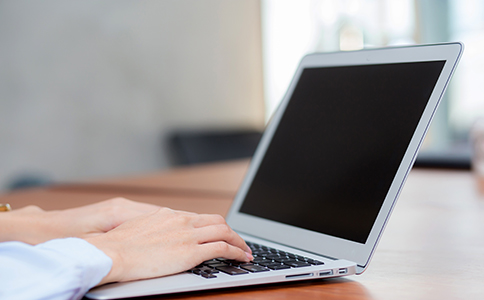 ?？诒０补咀?></p><h3>?？诒０补咀孕枰獫M足哪些基本條件</h3><p>在實際操作中，注冊海口保安公司前，需要先確認是否符合行業(yè)設立條件。一般來說，主要體現(xiàn)在以下幾個方面。</p><p>首先是公司主體要求。保安公司通常以有限責任公司形式設立，需要依法確定股東、法定代表人和公司章程。注冊資本雖多為認繳制，但數(shù)額設置應結合行業(yè)屬性，避免過低影響審批判斷。</p><p>其次是人員與管理要求。保安公司不同于普通企業(yè)，對負責人及部分從業(yè)人員有明確規(guī)范，相關人員需要具備合法身份及相應條件，這是?？诒０补咀詫徍酥械闹攸c之一。</p><p>再次是經(jīng)營場所要求。公司必須具備真實、合法、可核查的辦公地址，地址用途需符合工商和行業(yè)管理要求，否則容易在核查階段被否決。</p><h3>?？诒０补咀粤鞒淘敿毥馕?/h3><p>很多創(chuàng)業(yè)者最關心的就是?？诒０补咀缘木唧w流程。整體來看，流程比普通公司多出行業(yè)審批環(huán)節(jié)，大致可分為以下步驟：</p><p>第一步，公司名稱核準。名稱中一般需體現(xiàn)“保安服務”或相關行業(yè)特征，建議提前準備多個備選名稱，提高通過率。</p><p>第二步，提交工商設立資料。包括公司章程、股東信息、注冊地址證明等，資料需規(guī)范、真實，避免因格式或內(nèi)容問題被退回。</p><p>第三步，申請行業(yè)相關審批。保安公司需通過相關主管部門審核，這是區(qū)別于普通公司的關鍵步驟，審核內(nèi)容通常包括公司條件、人員情況及管理制度等。</p><p>第四步，領取營業(yè)執(zhí)照。完成前述審核后，方可依法取得營業(yè)執(zhí)照，標志著公司主體正式成立。</p><p>第五步，刻制印章并辦理后續(xù)事項。包括公章、財務章、法人章等，同時配合完成銀行開戶及稅務登記，確保公司具備正常運營條件。</p><p>整體來看，只要準備充分、資料合規(guī)，?？谧员０补静⒎遣豢煽?，但每一步都需要嚴謹對待。<br><img src=